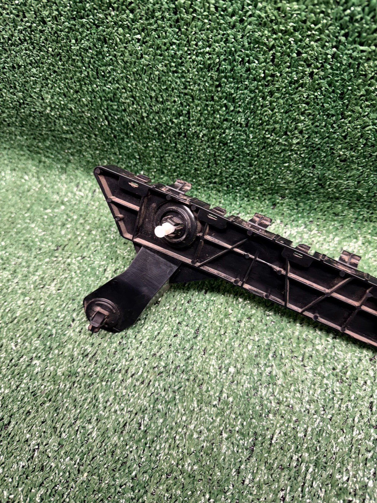 ♦️20-24 TESLA MODEL Y REAR RIGHT BUMPER RETAINER MOUNT BRACKET OEM, 1494037-00-A