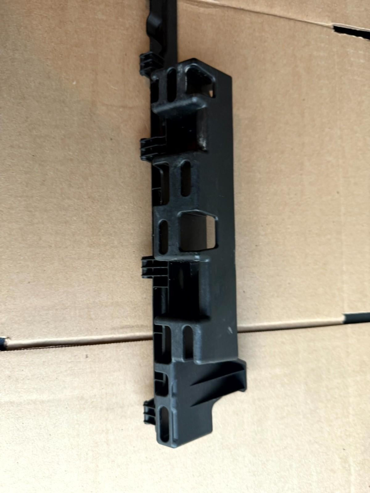 ♦️16-23 TESLA MODEL X REAR RIGHT DOOR LATCH LOWER COVER BRACKET OEM 1053726-00-B