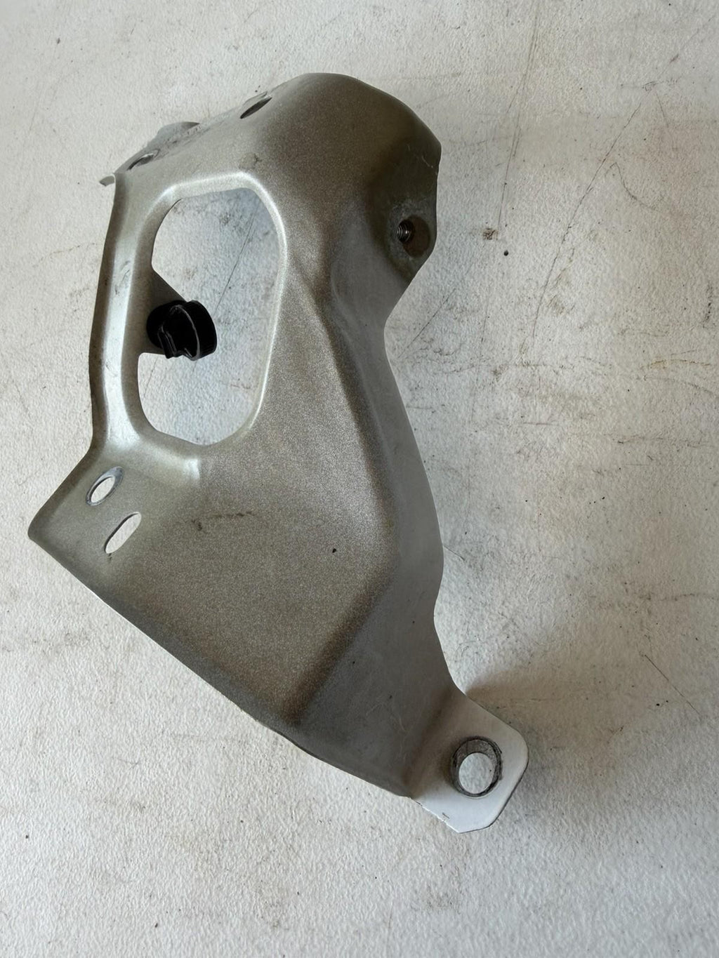 ♦️17-23 TESLA MODEL 3 UPPER RIGHT SIDE FENDER SUPPORT BRACKET OEM, 1086016-00-D