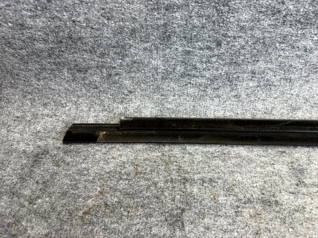 ♦️12-20 TESLA MODEL S FRONT RIGHT SIDE DOOR WINDOW MOLDING TRIM OEM 1038394-00-A