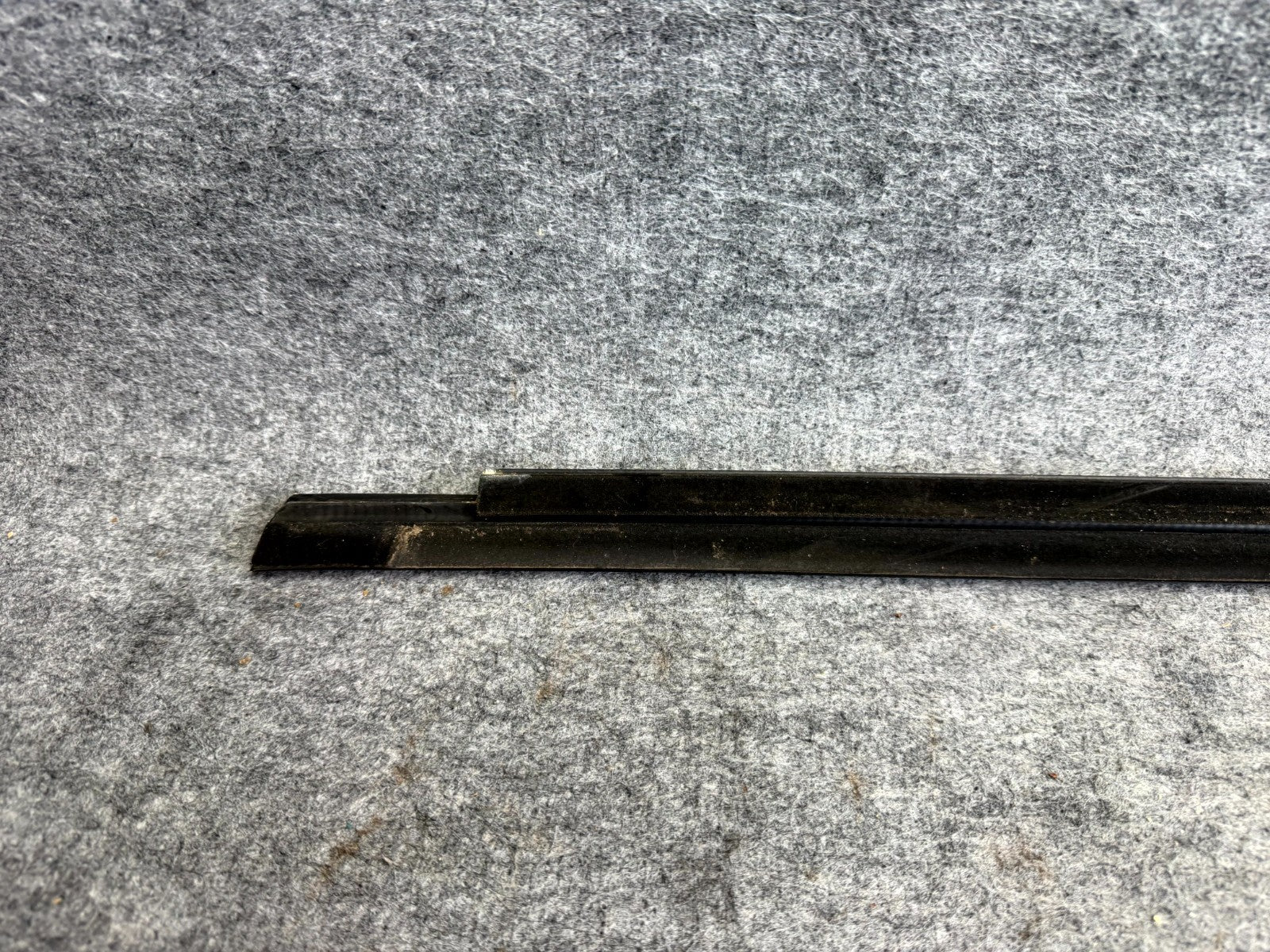 ♦️12-20 TESLA MODEL S FRONT RIGHT SIDE DOOR WINDOW MOLDING TRIM OEM 1038394-00-A