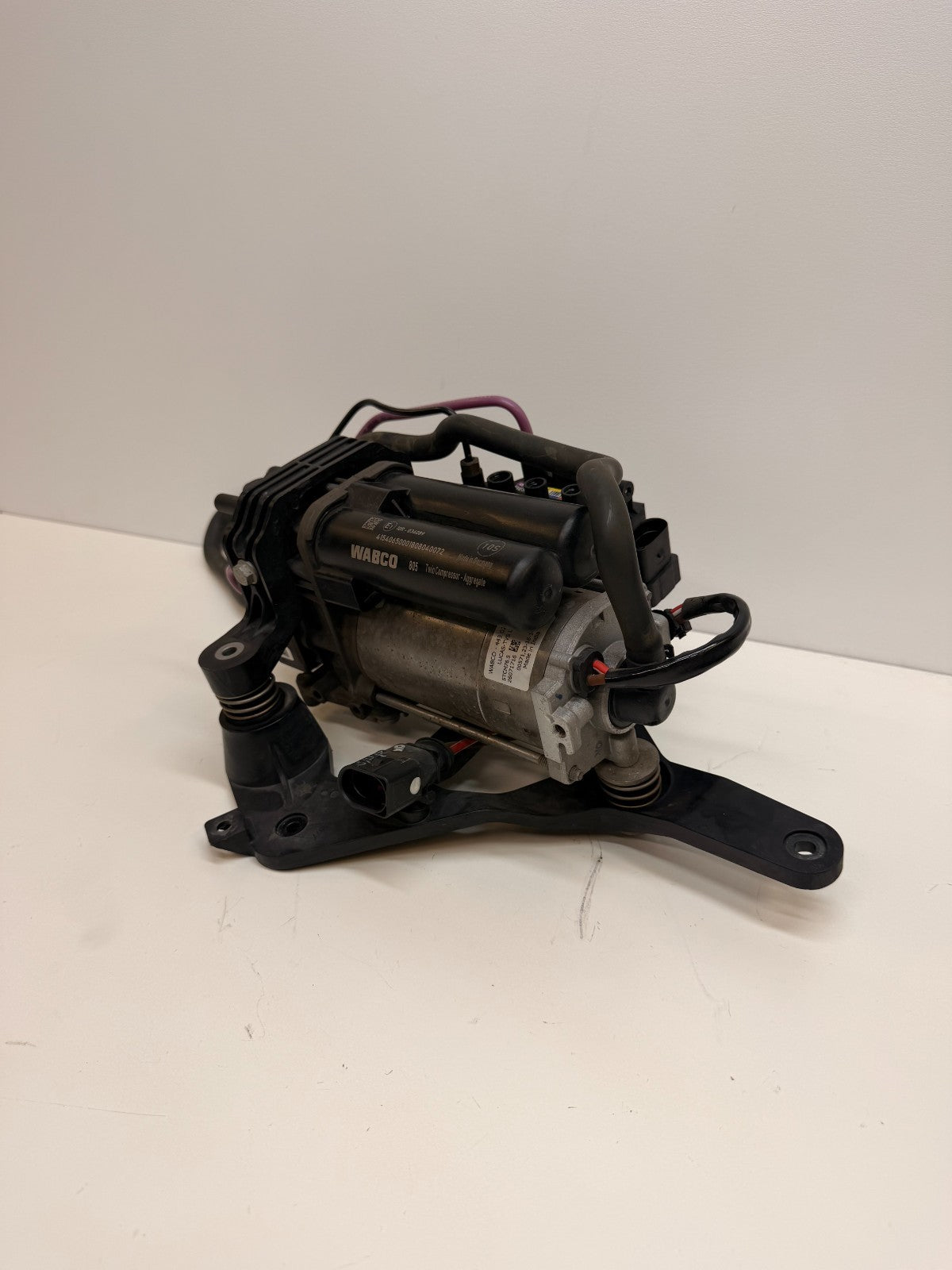 12-15 Tesla Model S Air Suspension Compressor Pump W/ Bracket Asembly 4430203031