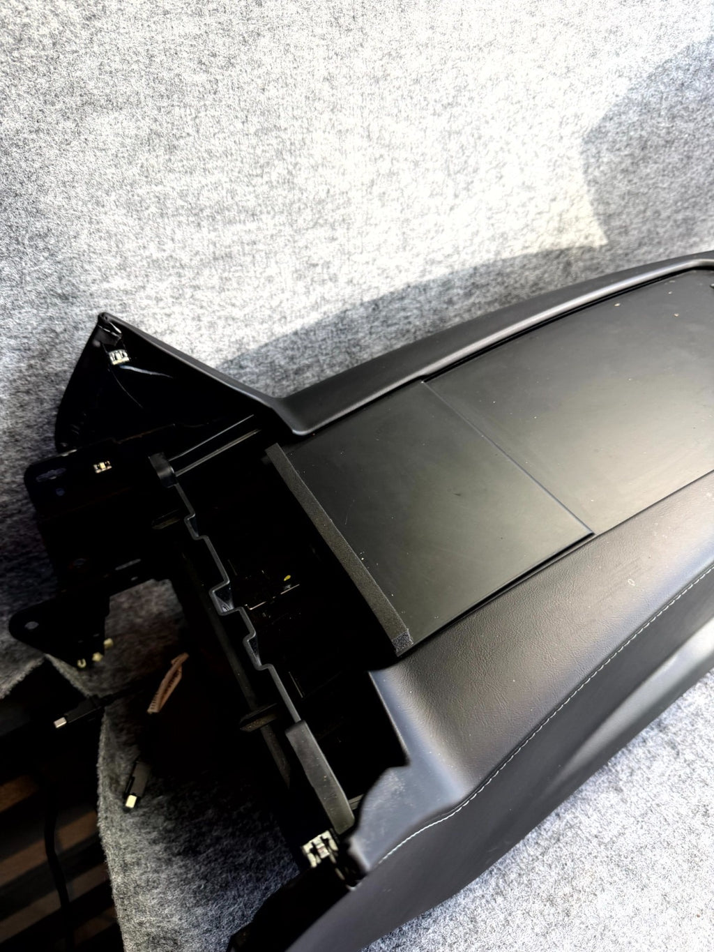 ♦️16–20 TESLA MODEL S CENTER CONSOLE ARMREST STORAGE ASSEMBLY OEM, 100481507D