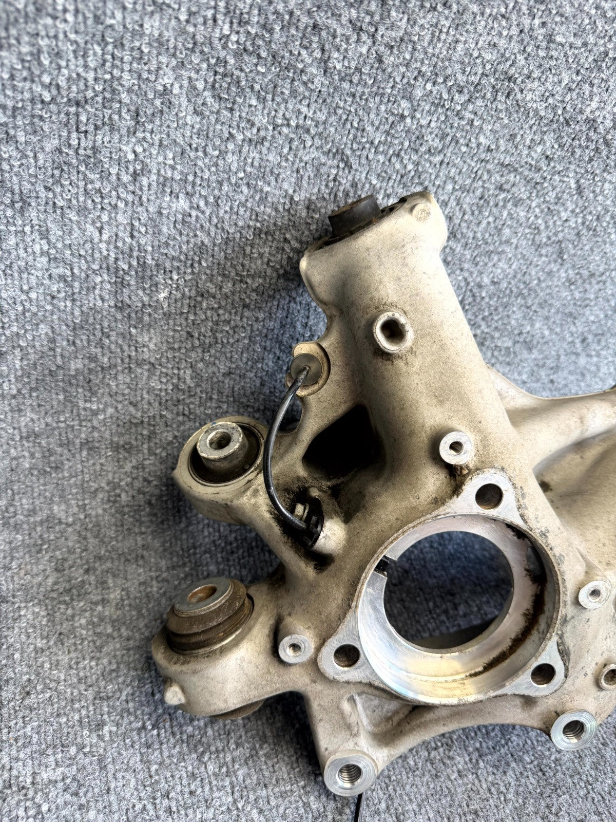 2017 – 2023 TESLA MODEL 3 REAR RIGHT SIDE SPINDLE KNUCKLE OEM, 1044416-00-F