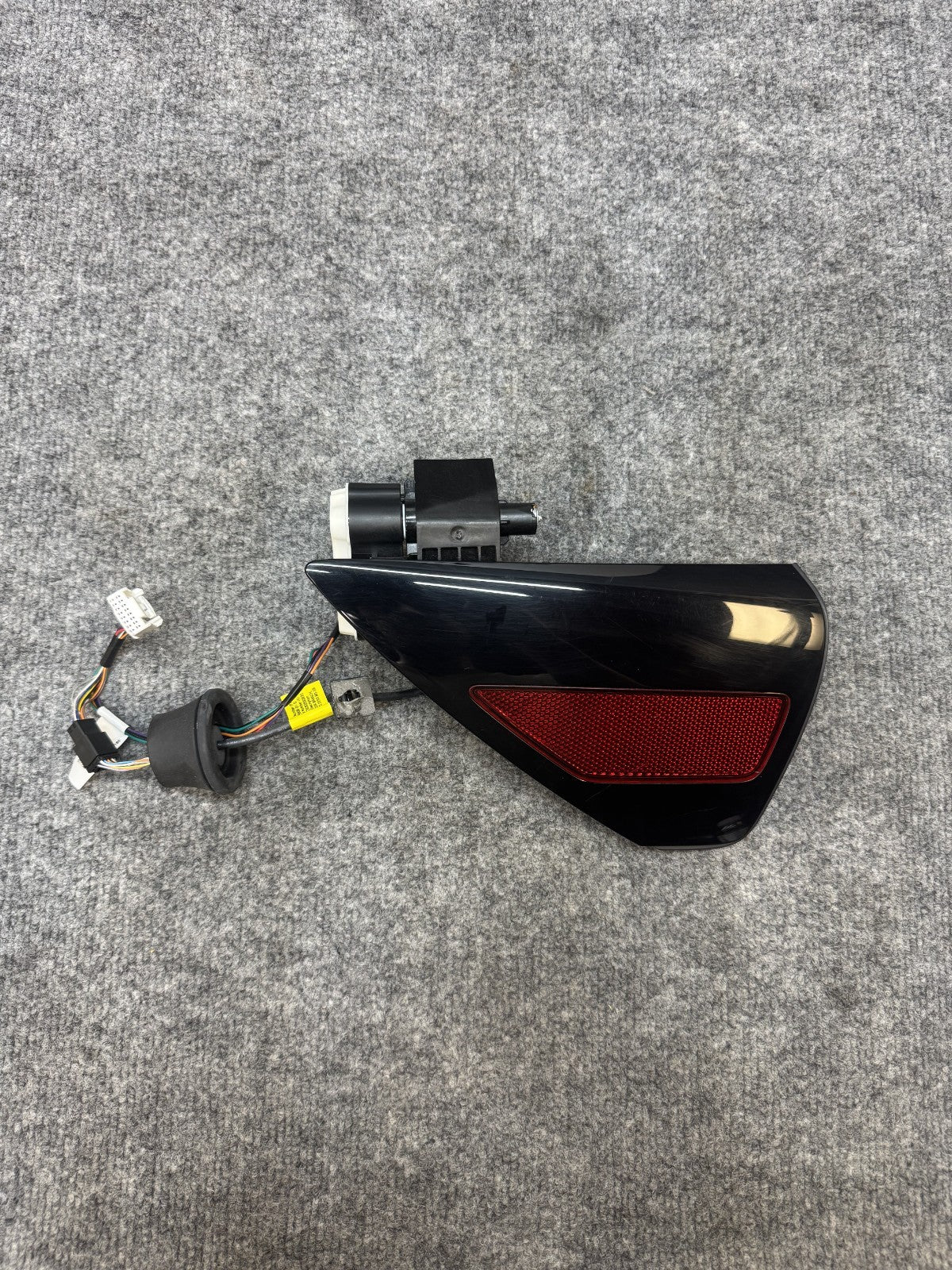 2020 - 2024 TESLA MODEL Y REAR LEFT CHARGE PORT REFLECTOR LIGHT OEM 1566302-10-G