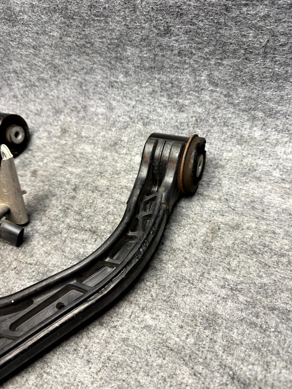 ♦️2016 - 2020 TESLA MODEL X FRONT LEFT SIDE UPPER CONTROL ARM OEM, 1027322-00-D