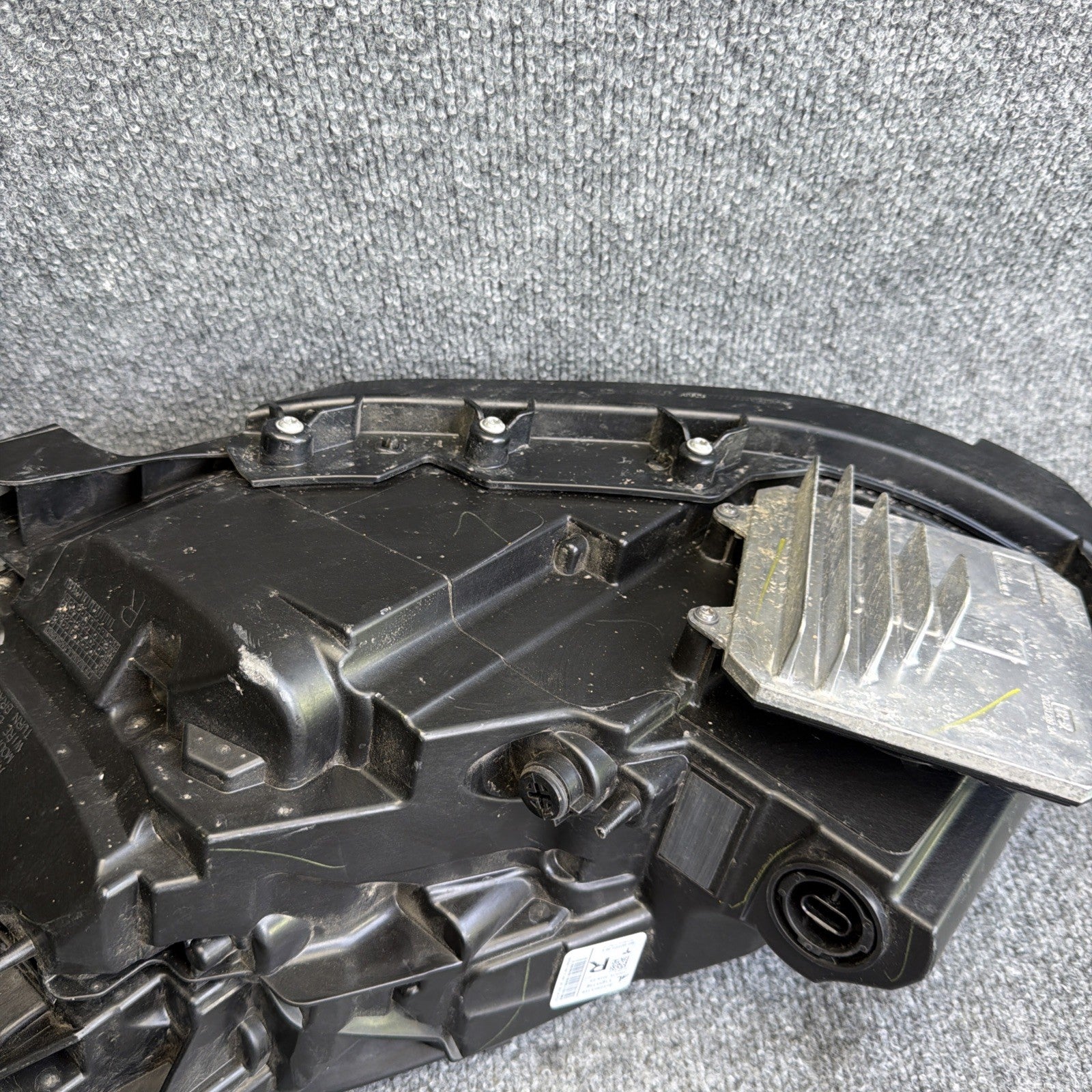 2017-2020 TESLA MODEL 3-Y HEADLIGHT RIGHT PASSENGER  1077372-00-L LED OEM