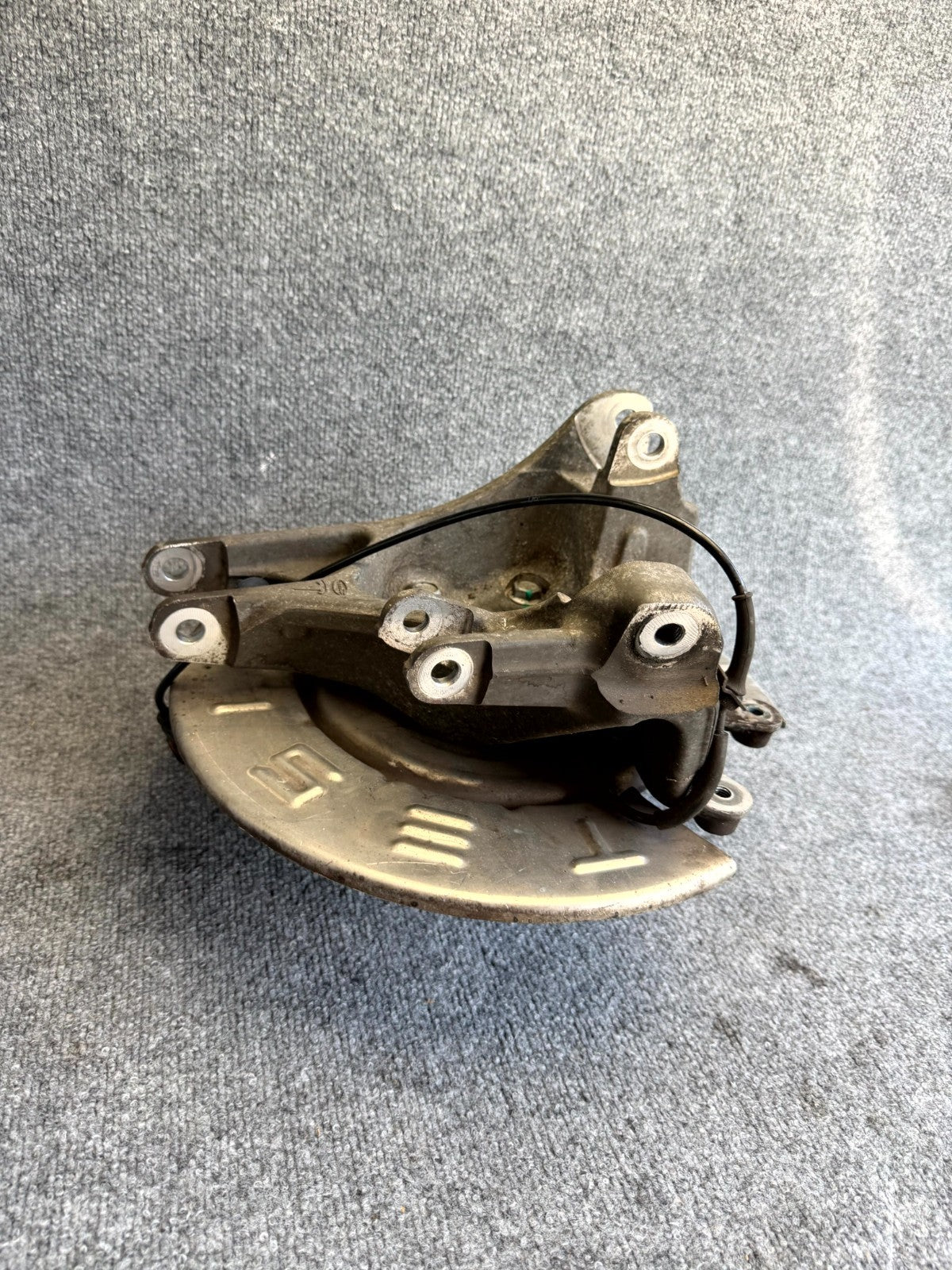 12–16 TESLA MODEL S REAR LEFT SPINDLE KNUCKLE HUB W/ DUST SHIELD OEM, 600643200A