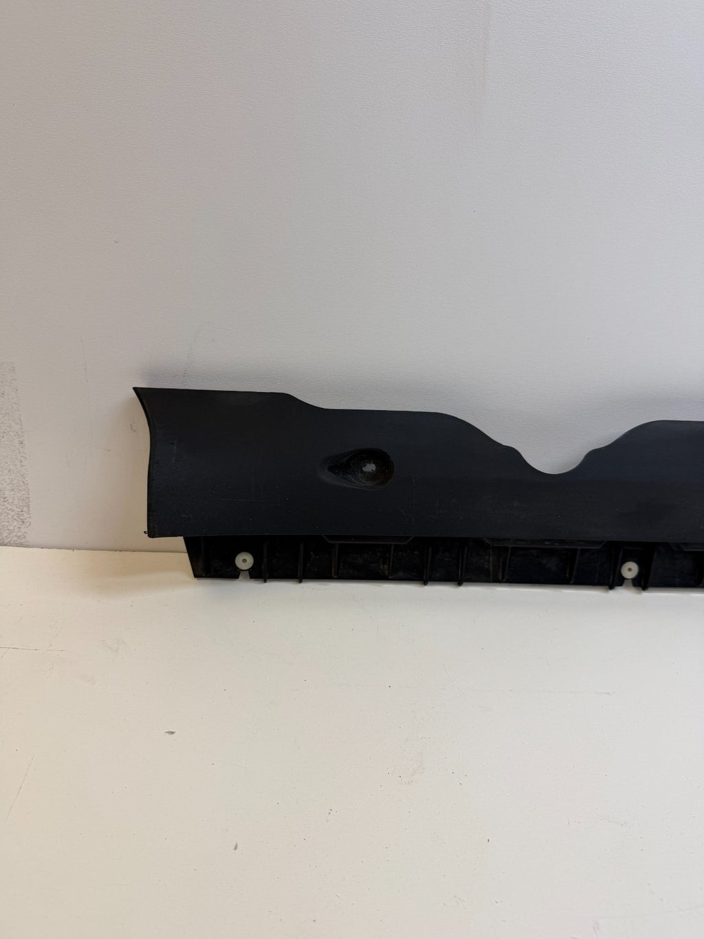 20-24 TESLA MODEL Y LEFT SIDE SKIRT ROCKER PANEL MOLDING CARRIER BRACKET