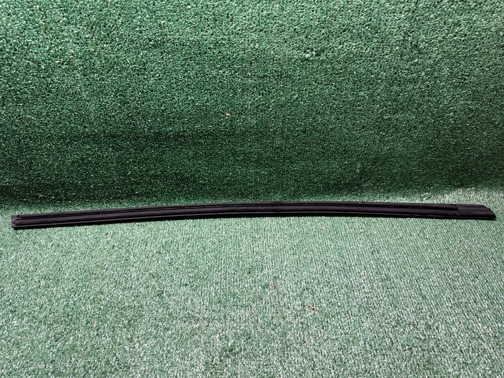 ♦️2020 – 2024 TESLA MODEL Y FRONT LEFT DOOR WINDOW BELT MOLDING OEM 1621166-00-B