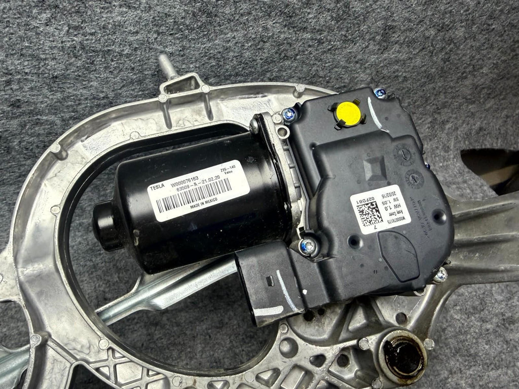 ♦️16-20 TESLA MODEL X WINDSHIELD WIPER MOTOR MECHANISM ASSY OEM, 1034391-00-D