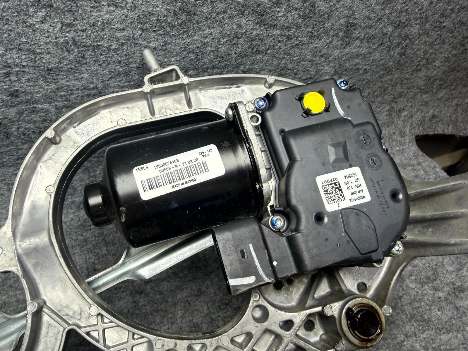 ♦️16-20 TESLA MODEL X WINDSHIELD WIPER MOTOR MECHANISM ASSY OEM, 1034391-00-D