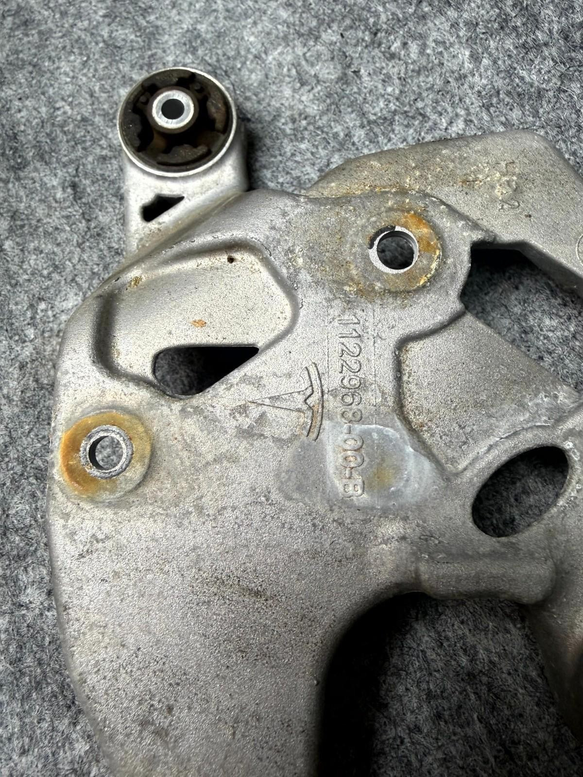 ♦️17-23 TESLA MODEL 3 A/C AIR COMPRESSOR MOUNT BRACKET SUPPORT OEM, 1122968-00-B