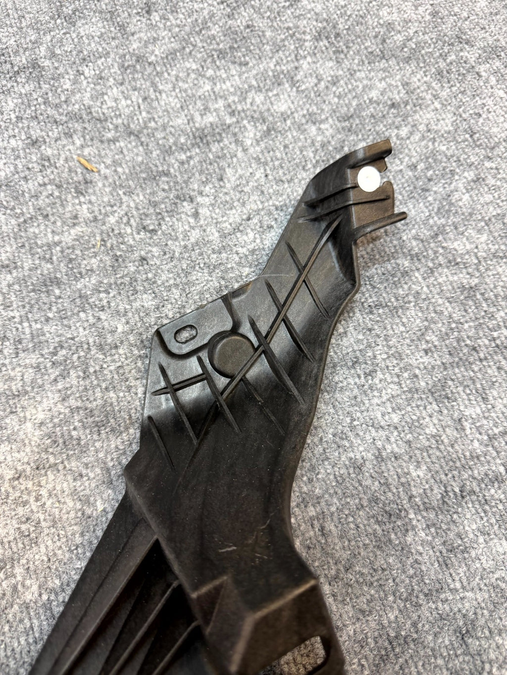 20 - 24 TESLA MODEL Y LEFT C PILLAR COVER TRIM SUPPORT BRACKET OEM, 1626121-00-B