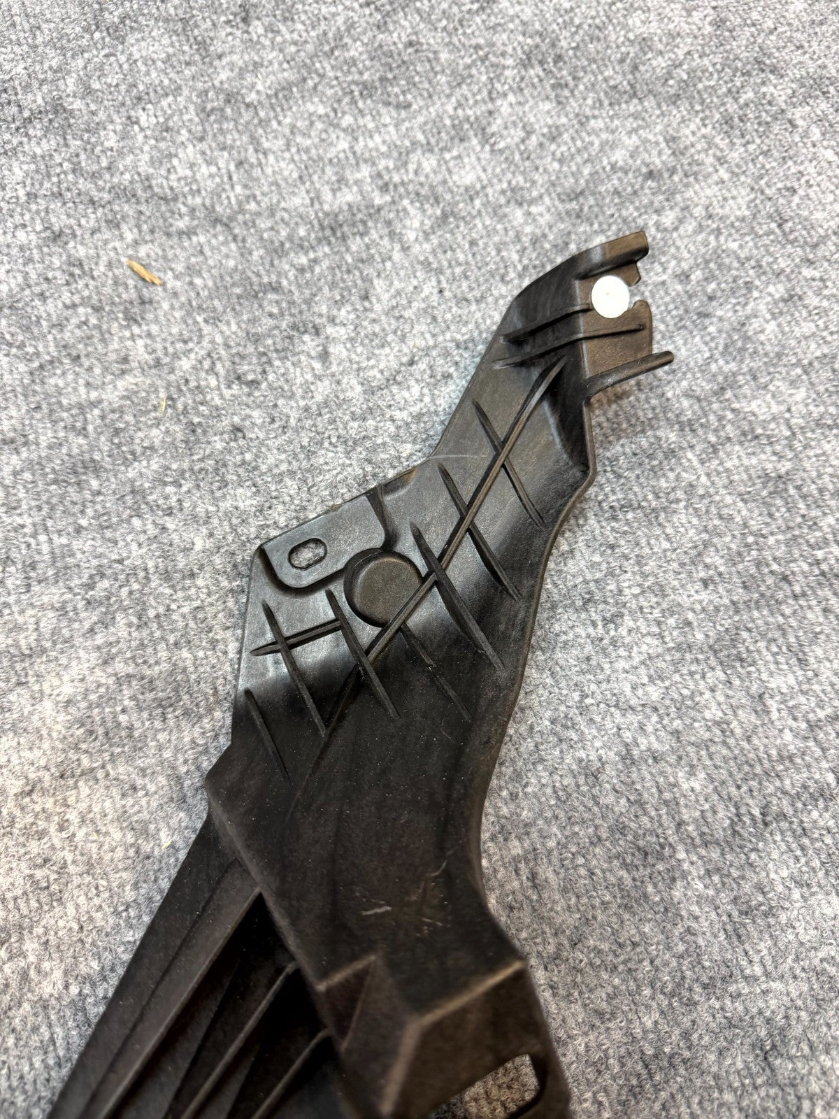 20 - 24 TESLA MODEL Y LEFT C PILLAR COVER TRIM SUPPORT BRACKET OEM, 1626121-00-B