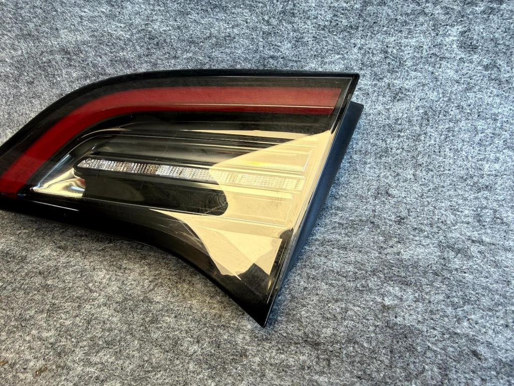 ♦️2017-2023 TESLA MODEL 3 REAR RIGHT SIDE INNER TAIL LIGHT LAMP OEM, 1077404