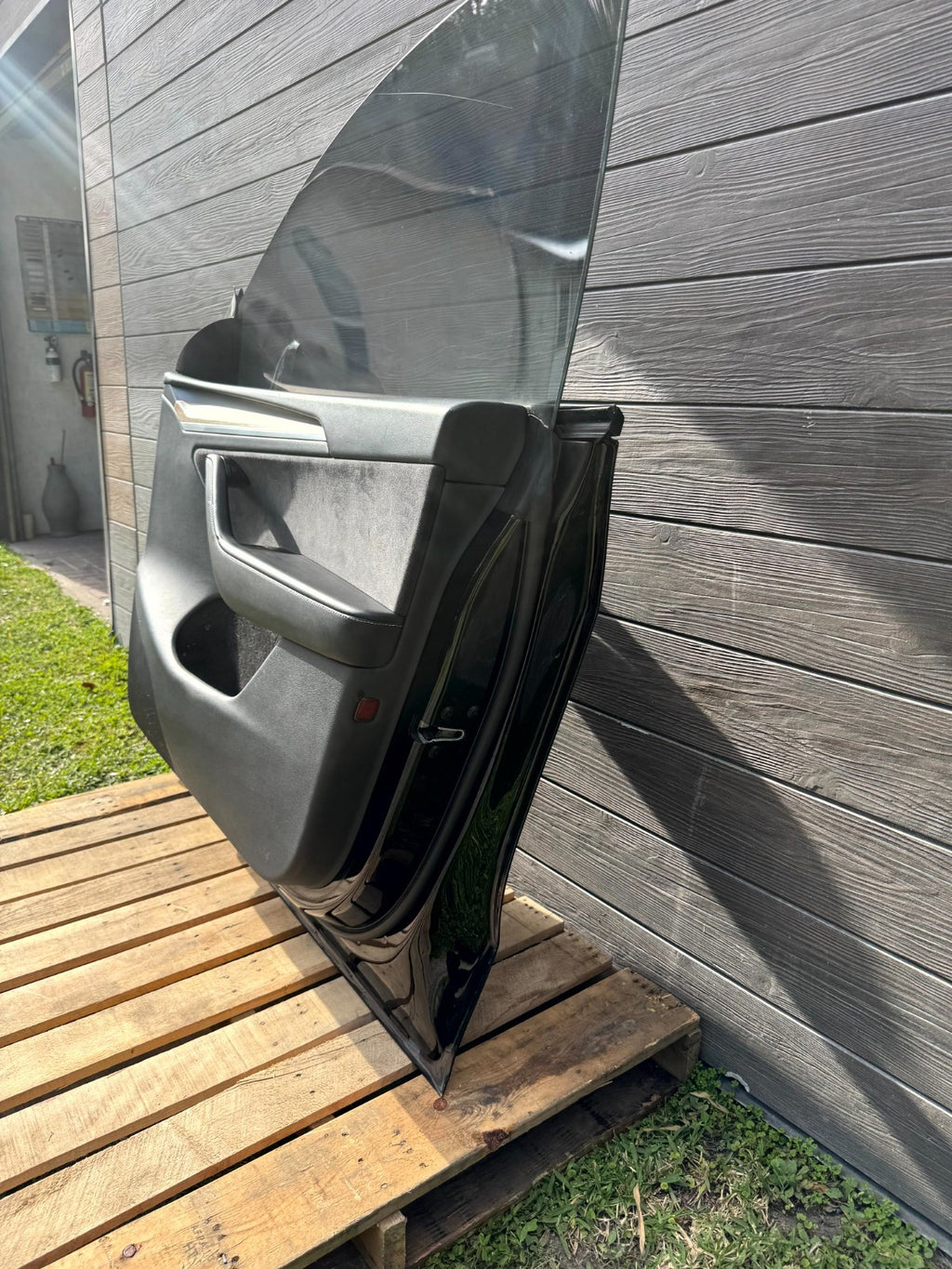 2020 - 2024 TESLA MODEL Y FRONT RIGHT SIDE DOOR SHELL ASSEMBLY OEM, 1501462-E0-A