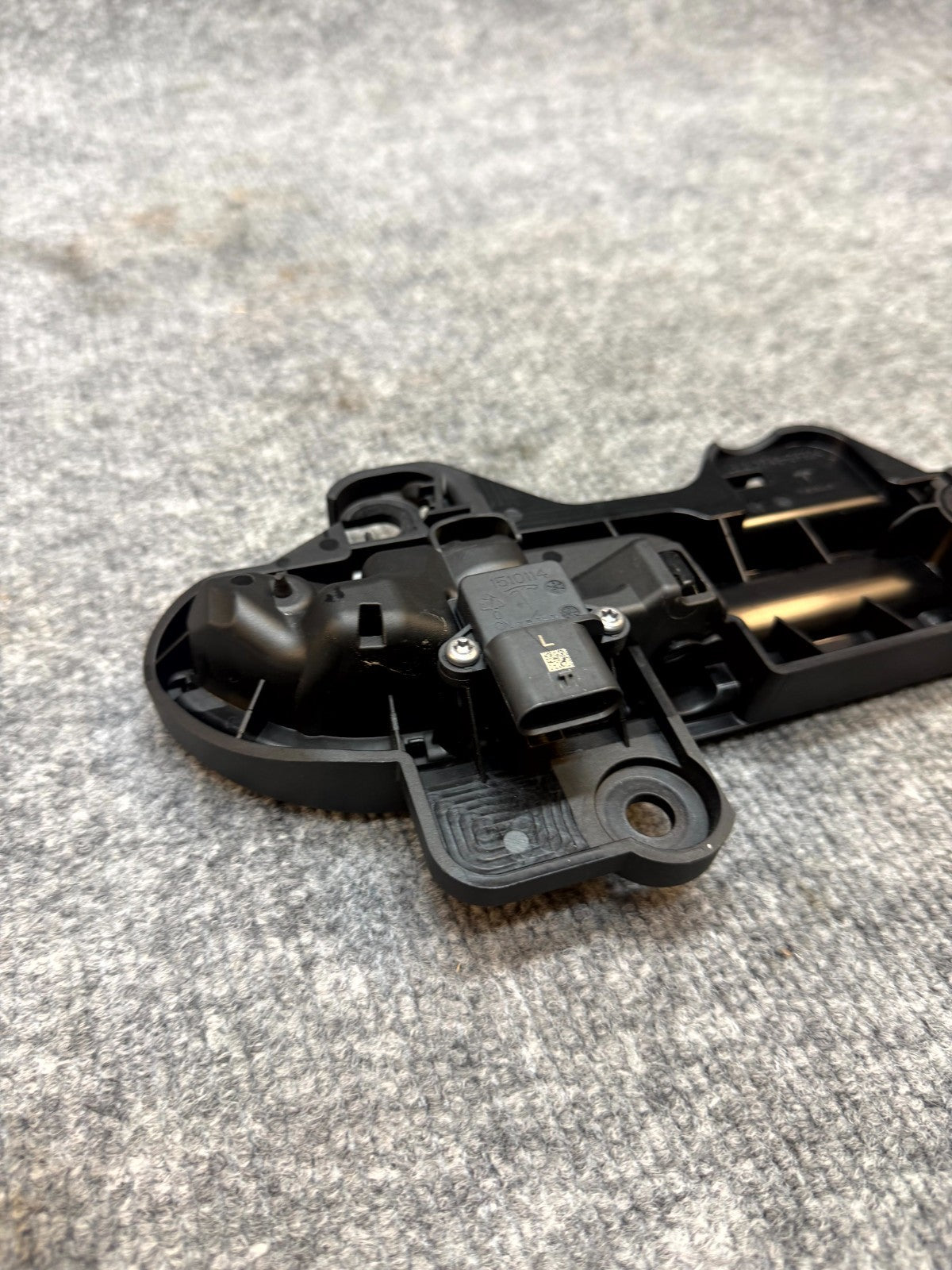 2020 - 2024 TESLA MODEL Y FRONT/REAR LEFT SIDE DOOR HANDLE OEM, 1528114-00-D