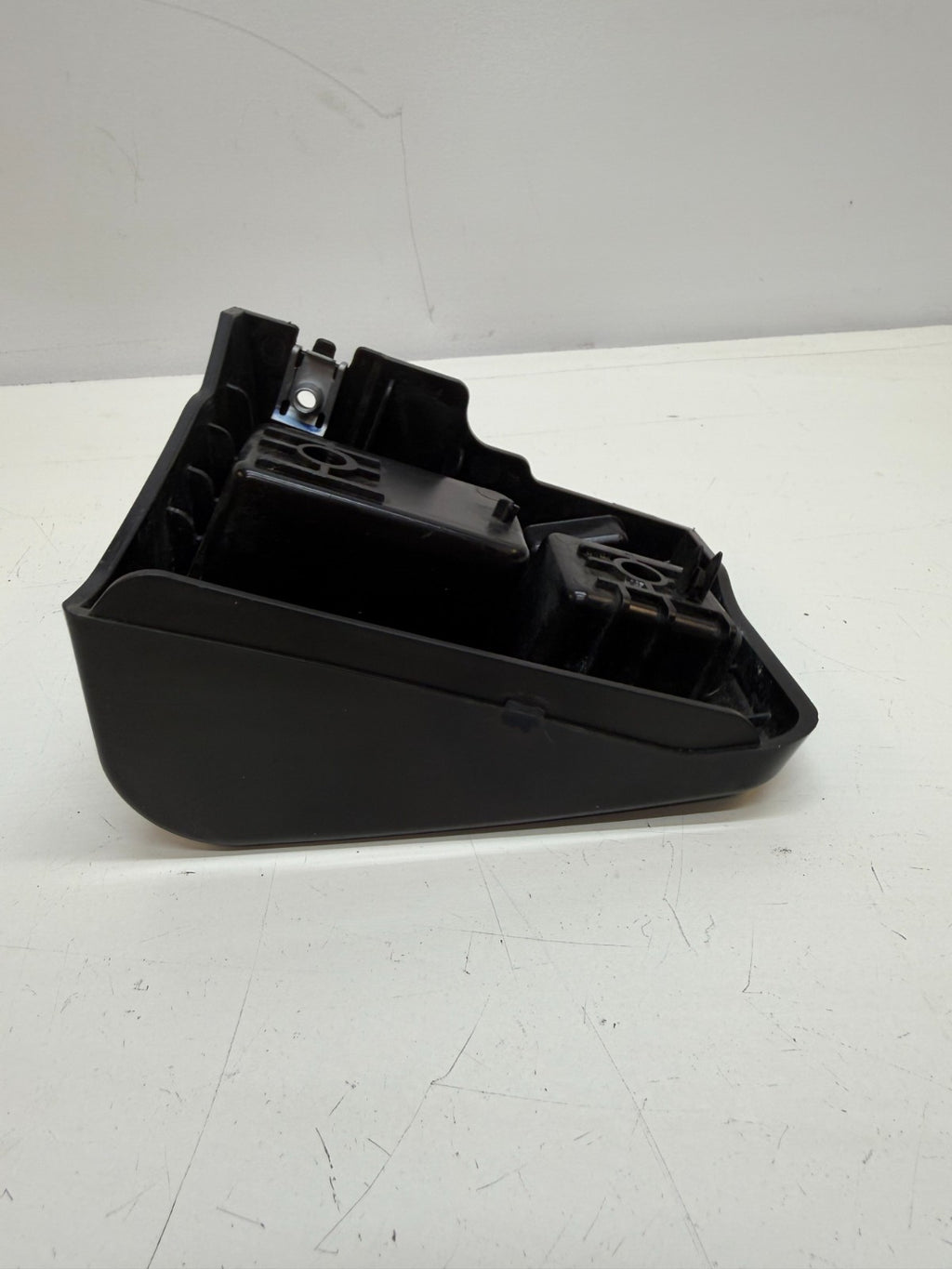 2020 - 2024 TESLA MODEL Y REAR BUMPER LEFT TAILLIGHT LAMP BRACKET 1506968-00-D