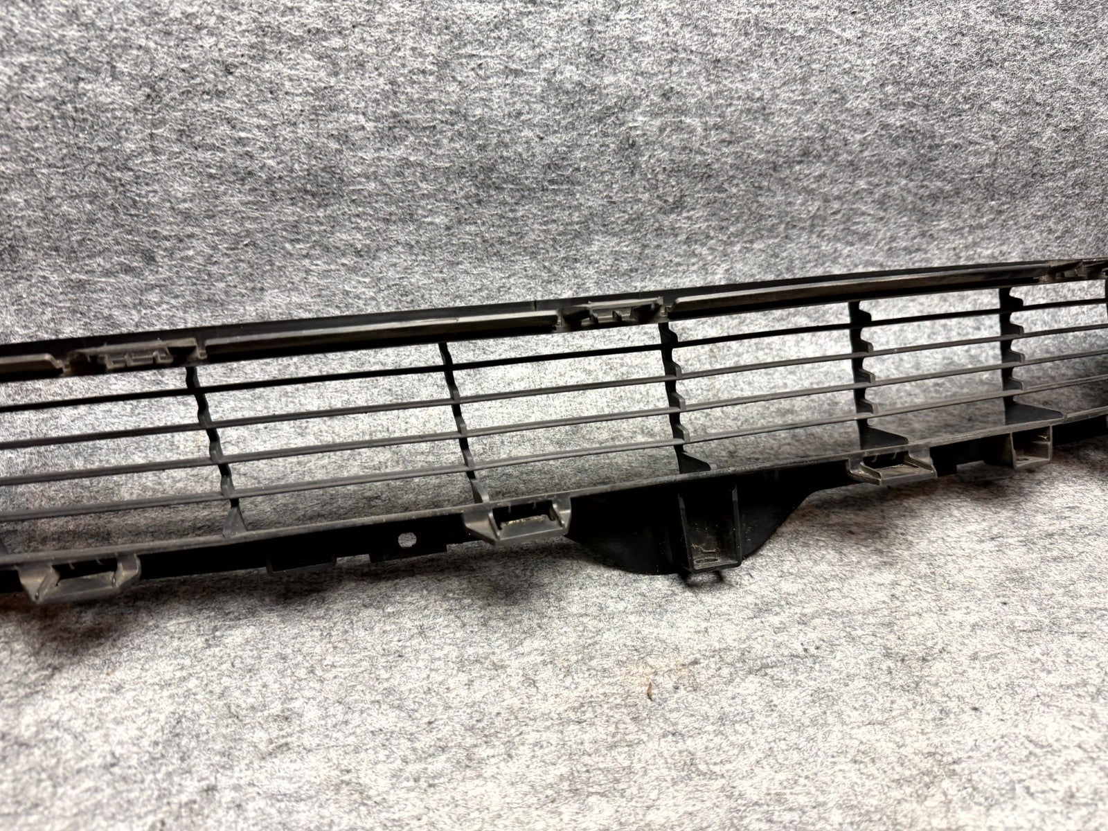 ♦️2017–2023 TESLA MODEL 3 FRONT BUMPER LOWER CENTER GRILLE OEM, 1085927-00-C