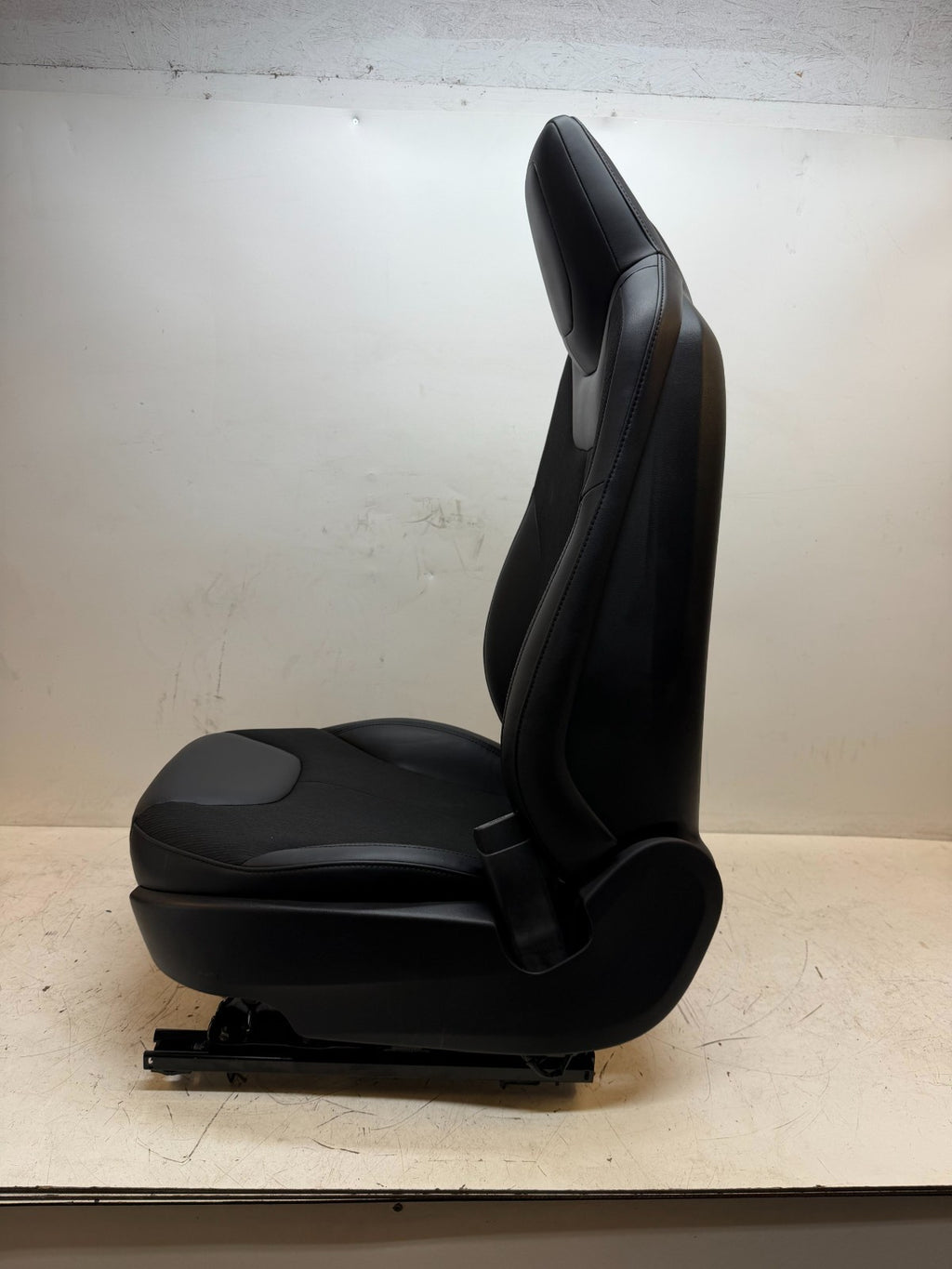 2016-2020 Tesla Model S Front Passenger Side Seat Black Cloth / Leather Right