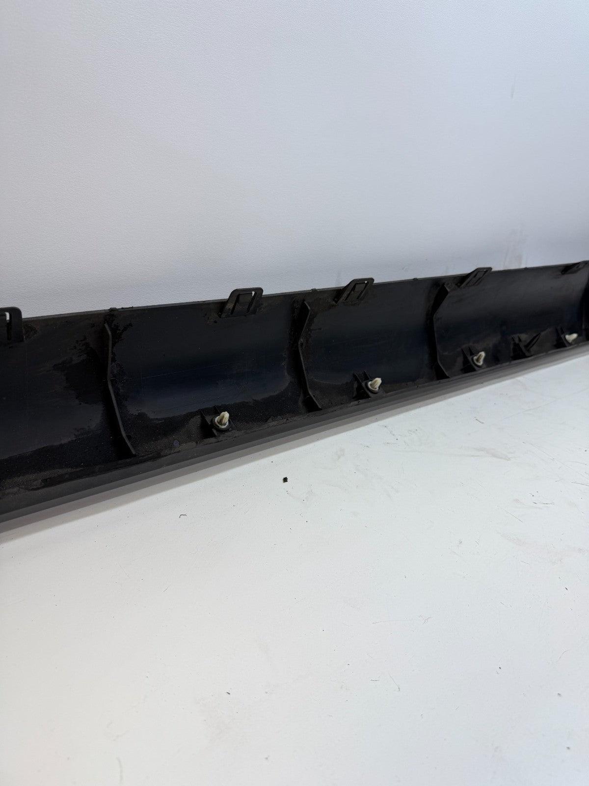 20-24 Tesla Model Y Left Door Side Skirt Molding Rocker Cover 1497740-00-B
