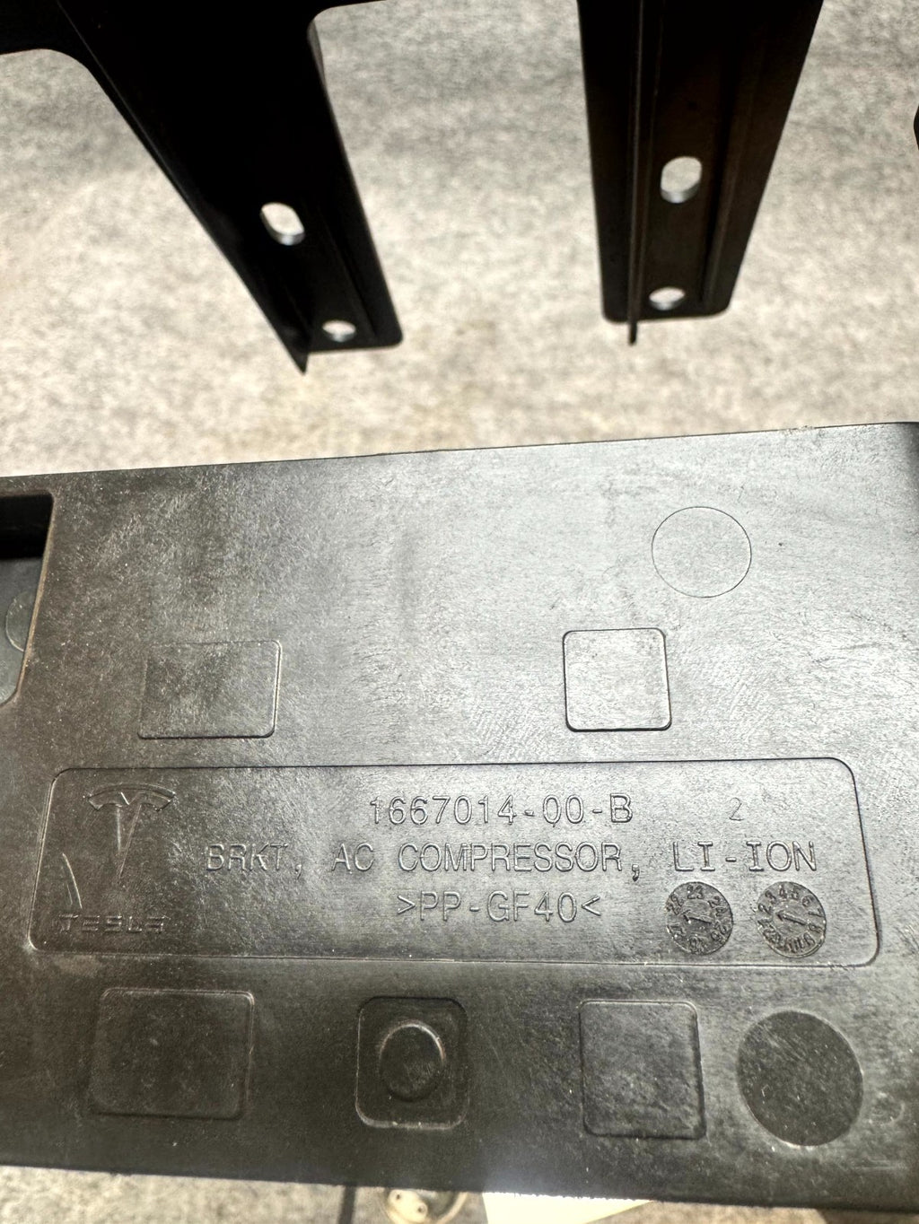 17-23 TESLA MODEL 3 AIR CONDITIONING COMPRESSOR PUMP MOUNT BRACKET OEM,166701400