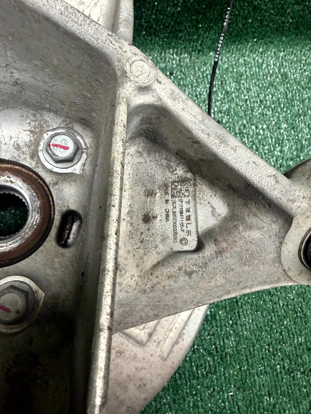 ♦️2020-2024 TESLA MODEL Y REAR LEFT SIDE KNUCKLE SPINDLE HUB OEM, 1188411-00-F
