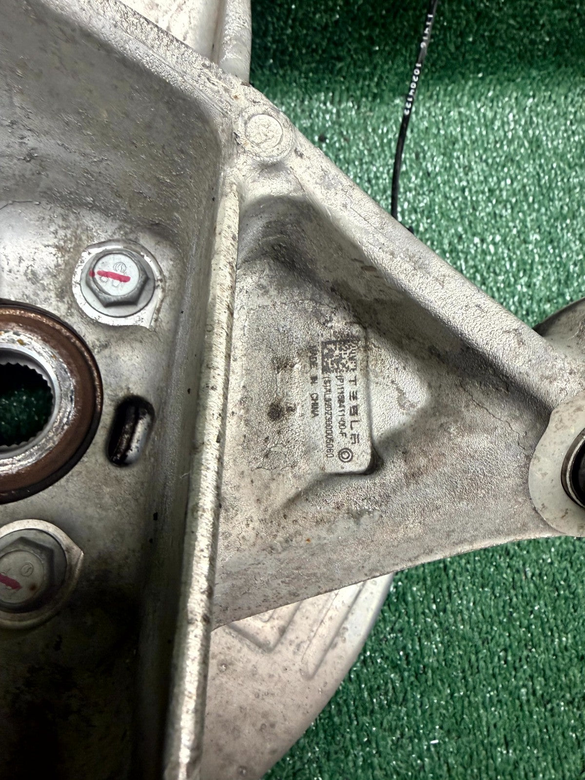 ♦️2020-2024 TESLA MODEL Y REAR LEFT SIDE KNUCKLE SPINDLE HUB OEM, 1188411-00-F