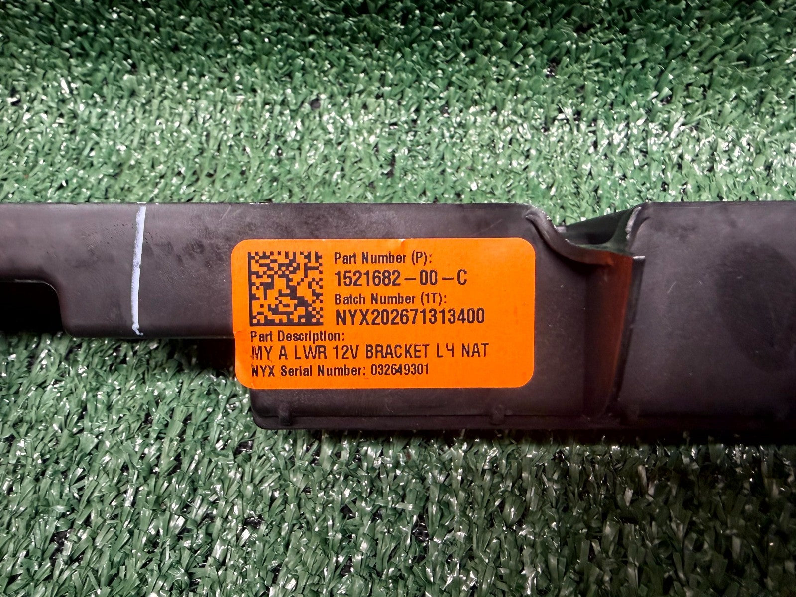 ♦️20-23 TESLA MODEL Y FRONT RIGHT SIDE LOWER 12V CABLE BRACKET OEM, 1521682-00-C