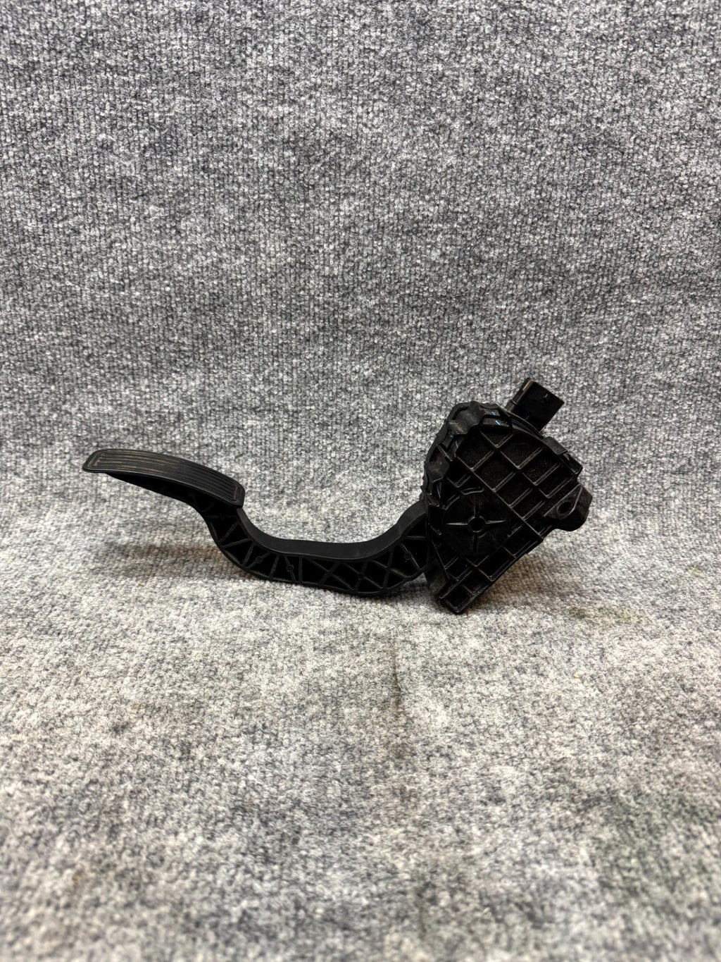 2017 - 2023 TESLA MODEL 3 ELECTRIC ACCELERATOR GAS PEDAL OEM, 1044695-00-A