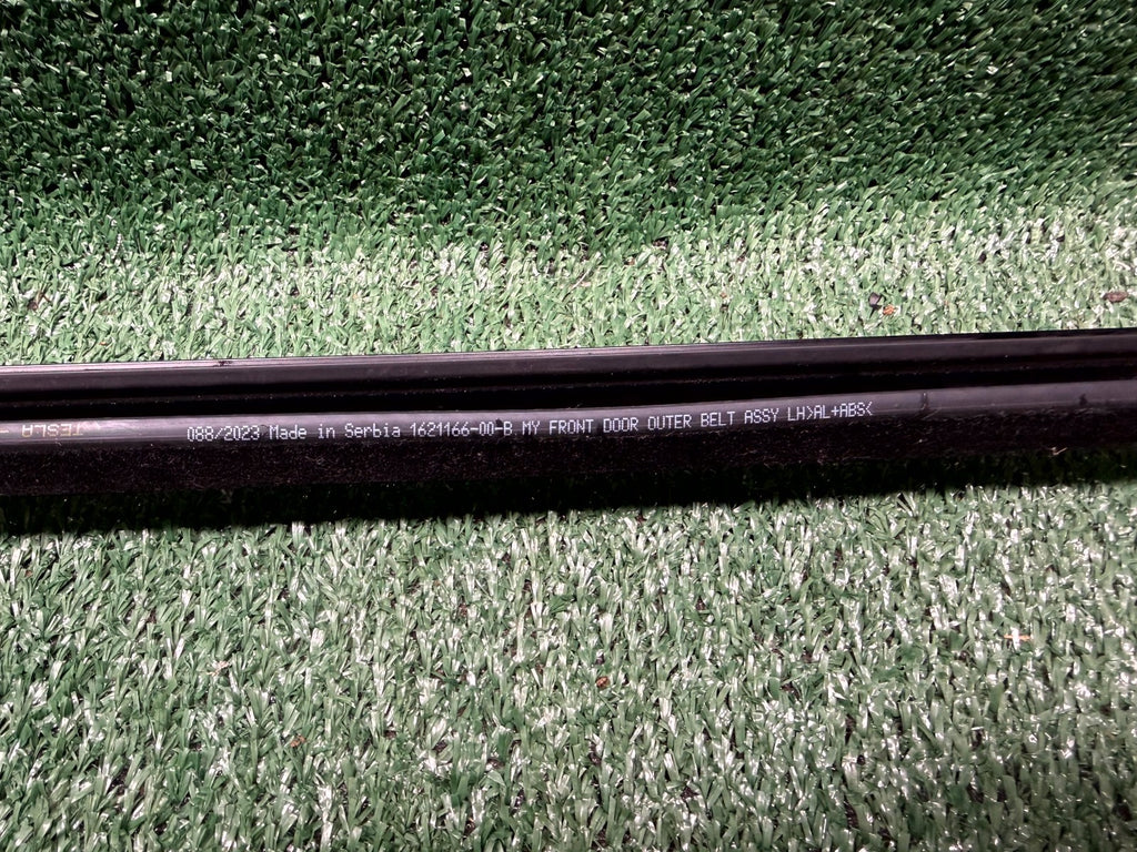 ♦️2020 – 2024 TESLA MODEL Y FRONT LEFT DOOR WINDOW BELT MOLDING OEM 1621166-00-B