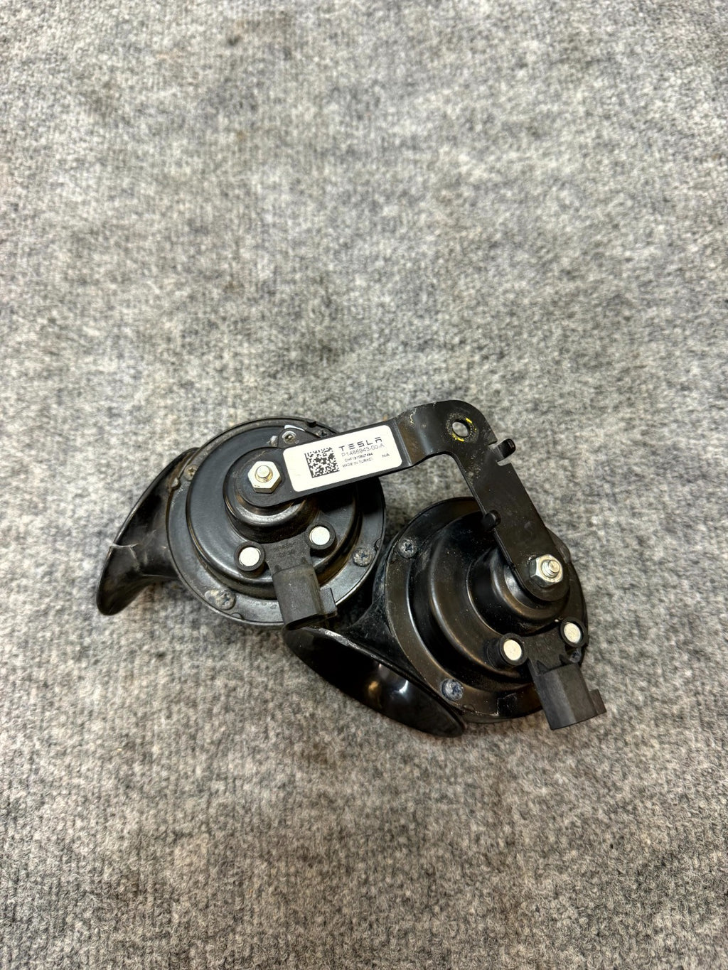 2020-2024 TESLA MODEL Y HIGH + LOW PITCH TONE HORN W/ BRACKET OEM, 1486943-00-A