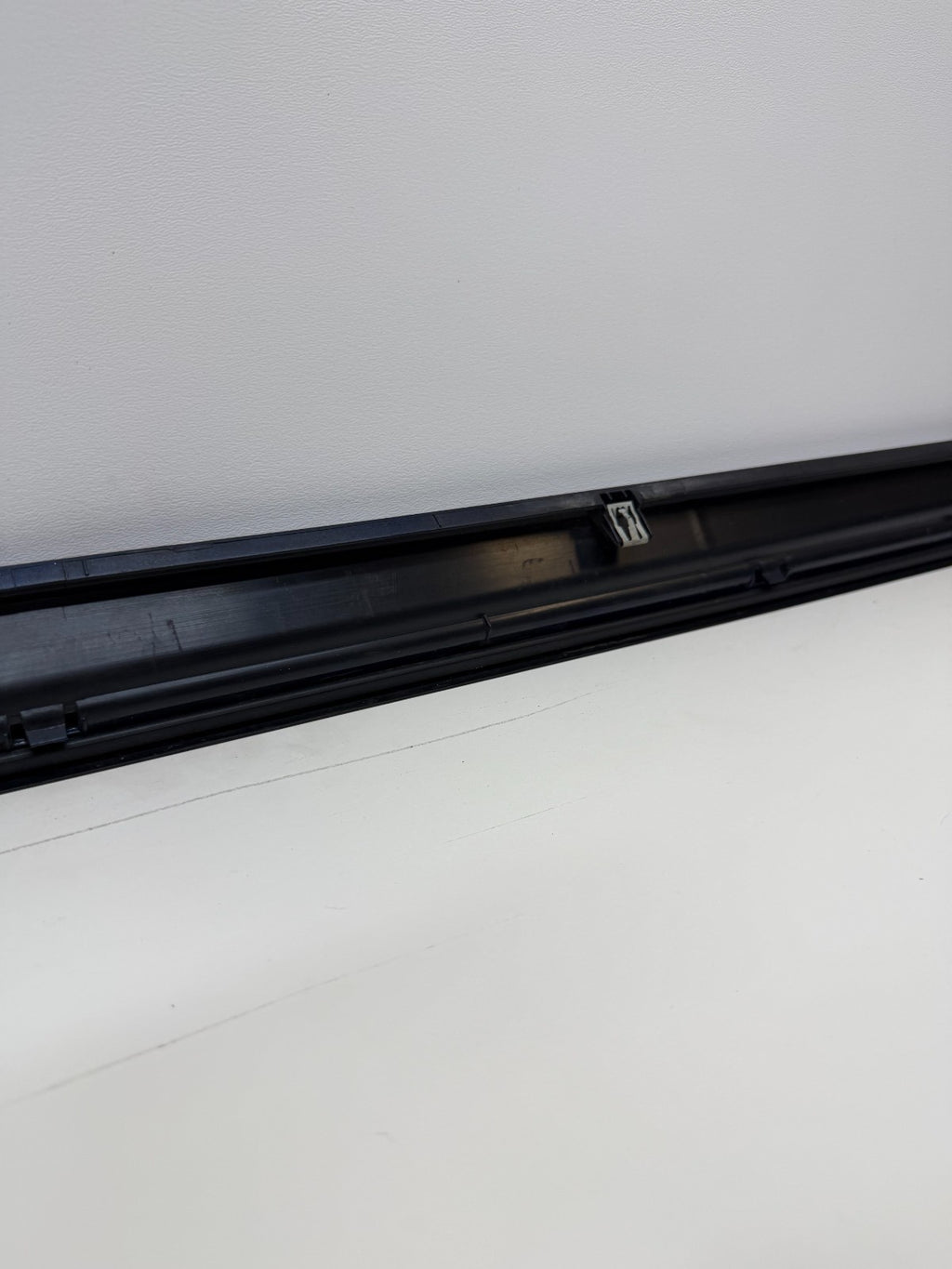 12-20 Tesla Model S Right Pasenger Rocker Panel Scuff Plate Molding 1012217-00-G