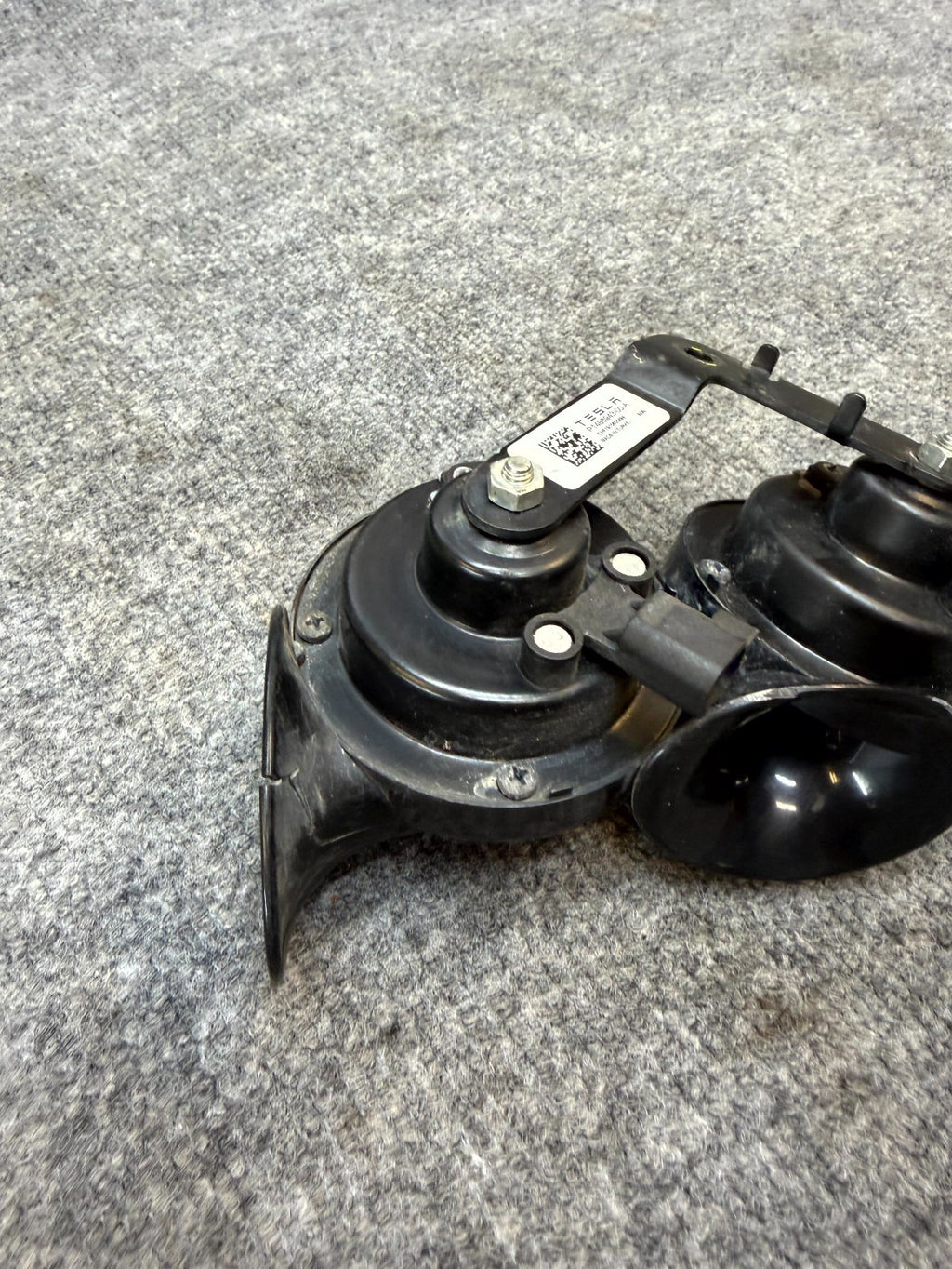 2020-2024 TESLA MODEL Y HIGH + LOW PITCH TONE HORN W/ BRACKET OEM, 1486943-00-A