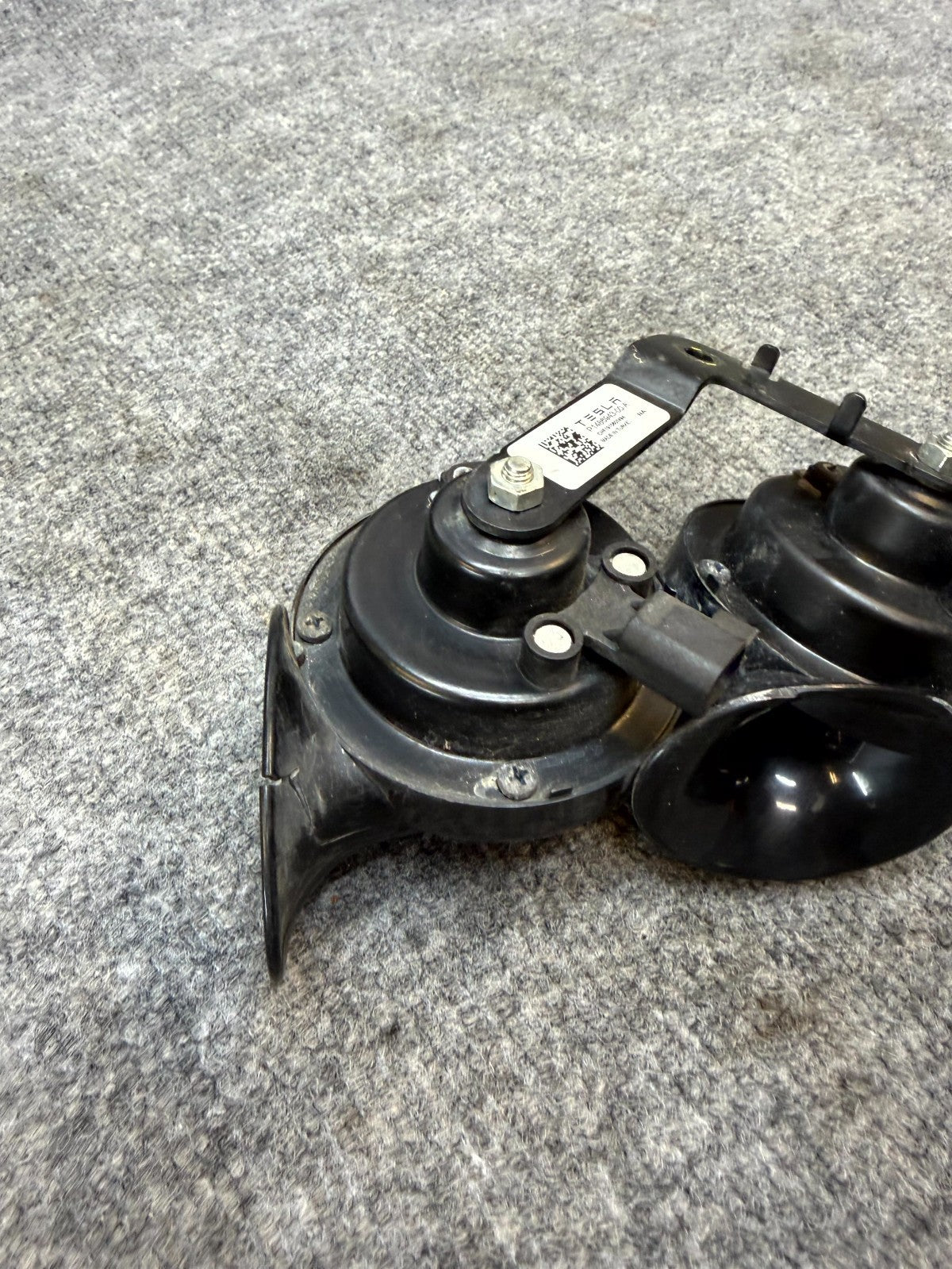 2020-2024 TESLA MODEL Y HIGH + LOW PITCH TONE HORN W/ BRACKET OEM, 1486943-00-A