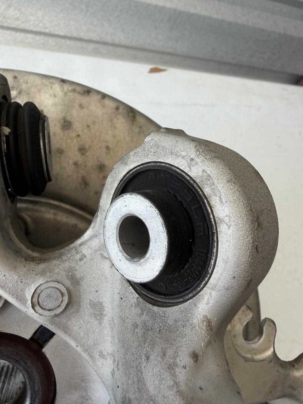 ♦️17-23 TESLA MODEL 3 REAR LEFT DRIVER SIDE SPINDLE KNUCKLE HUB OEM, 104441100G