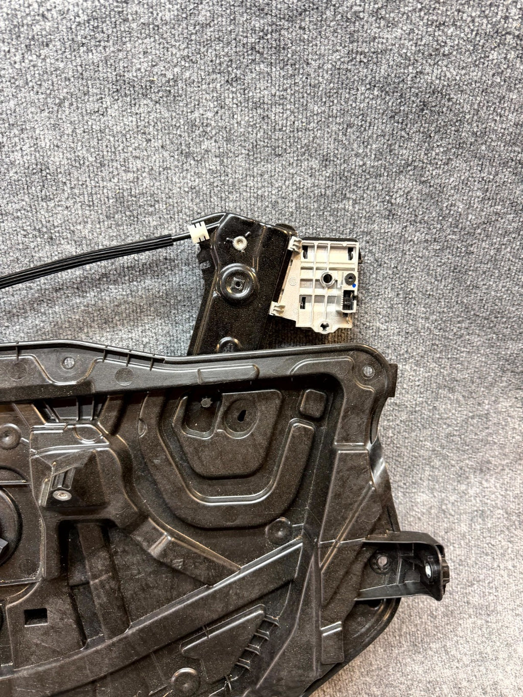 2020-2024 TESLA MODEL Y FRONT RIGHT DOOR WINDOW REGULATOR & MOTOR OEM,149550900J