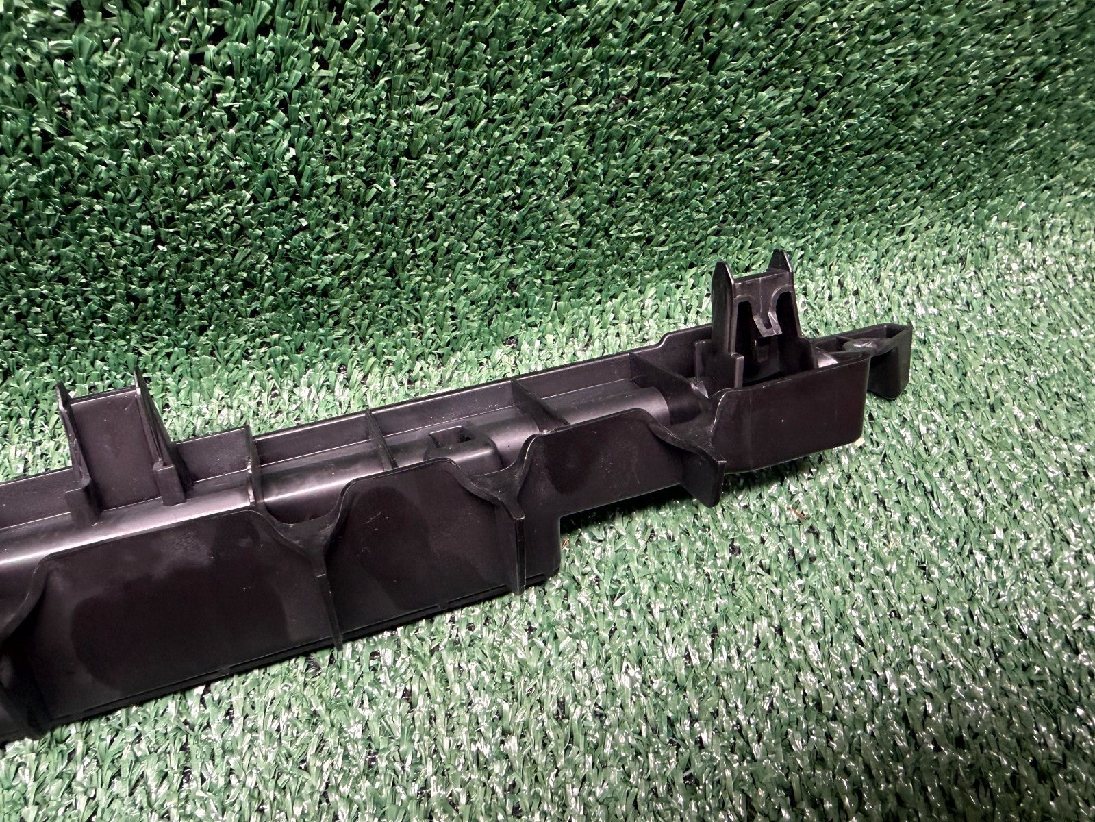 ♦️20-23 TESLA MODEL Y FRONT RIGHT SIDE LOWER 12V CABLE BRACKET OEM, 1521682-00-C