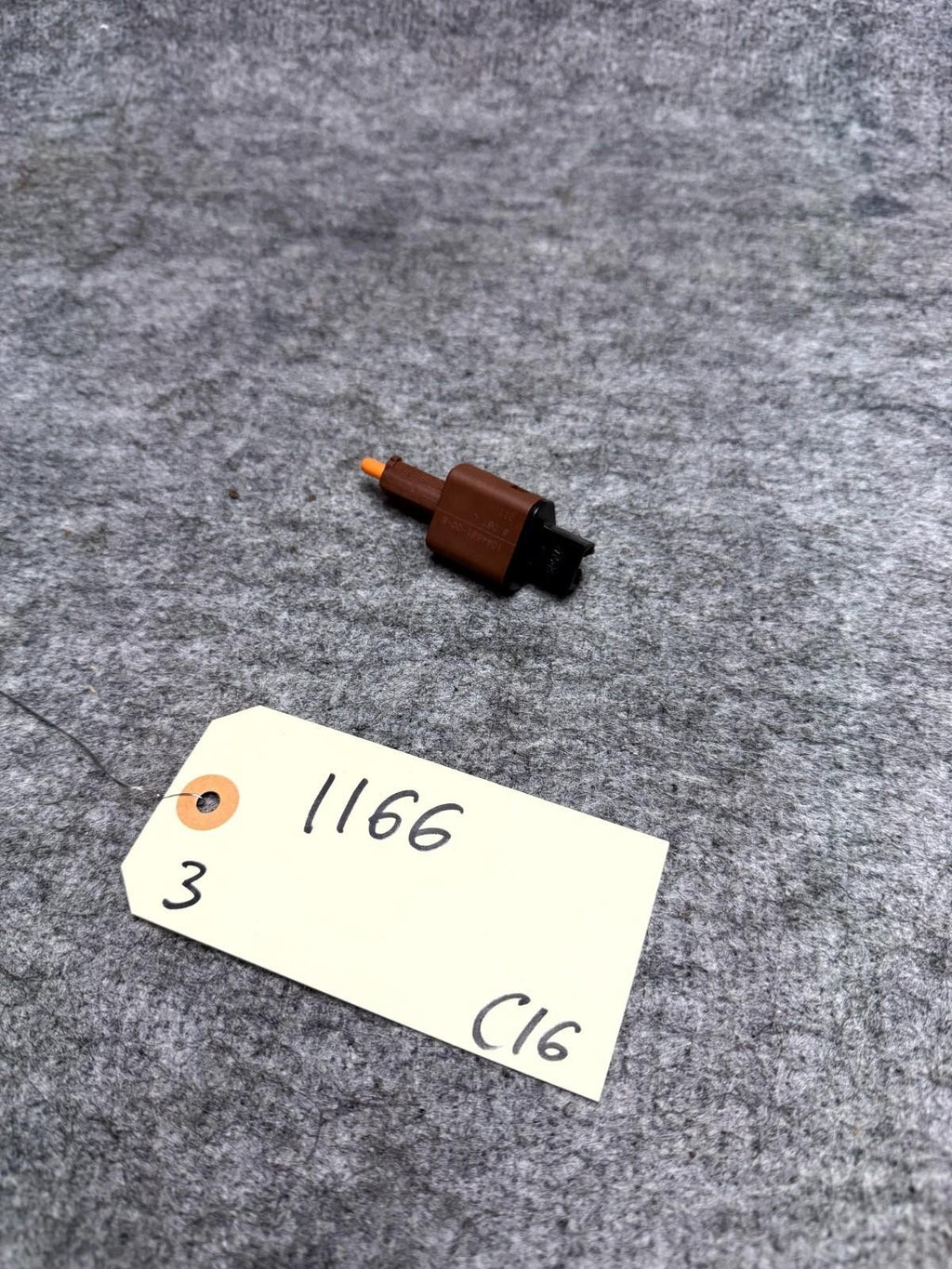 ♦️17-23 TESLA MODEL 3 BRAKE PEDAL STOP LIGHT LAMP SWITCH OEM, 1044681-00-B
