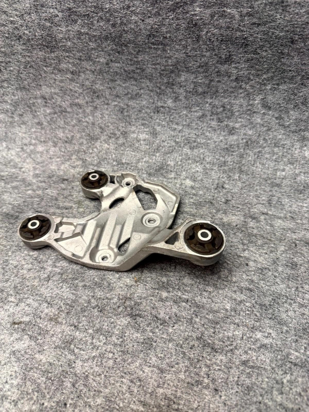 ♦️17-23 TESLA MODEL 3 A/C AIR COMPRESSOR MOUNT BRACKET SUPPORT OEM, 1122968-00-B