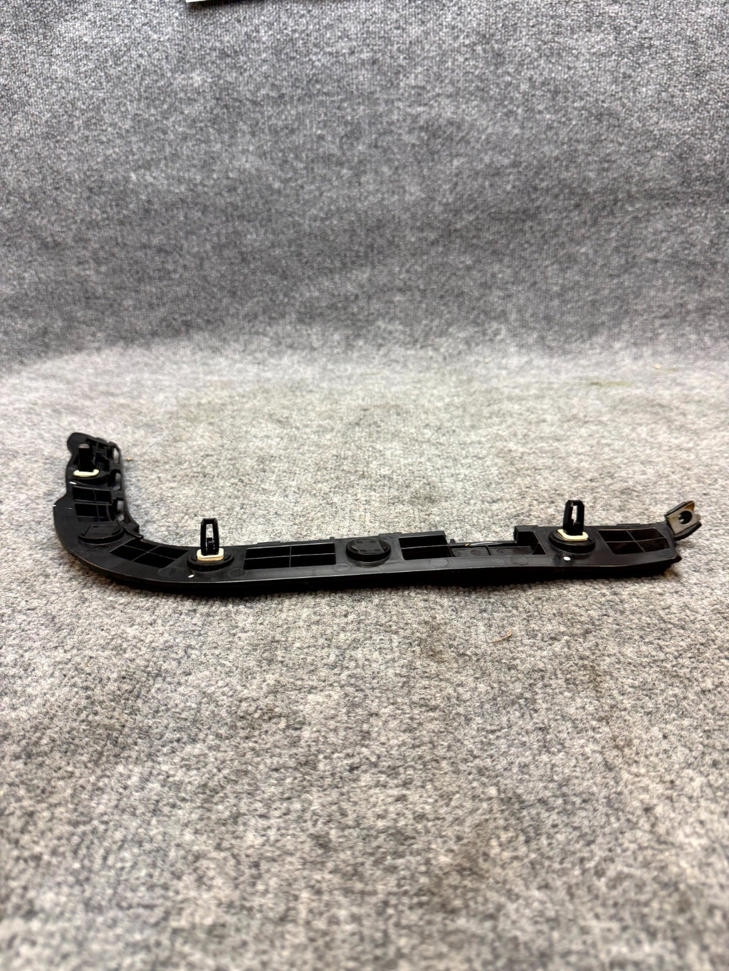 17 - 23 TESLA MODEL 3 REAR LEFT BUMPER LOWER SUPPORT RETAINER OEM, 1083990-00-I