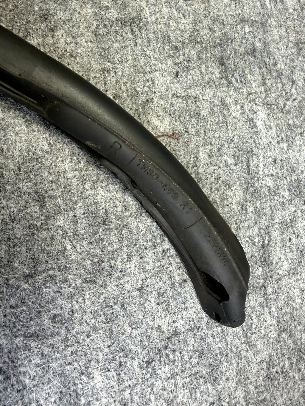 ♦️12-20 TESLA MODEL S REAR RIGHT DOOR WINDOW WEATHERSTRIP SEAL OEM, 6009596-00-D