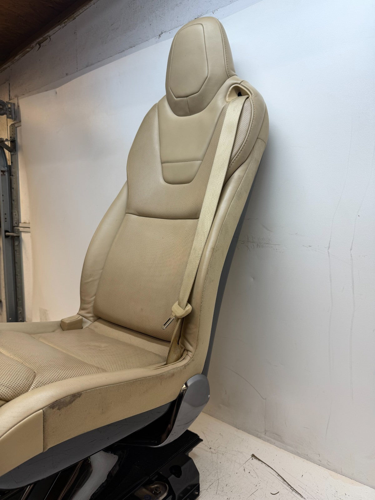 2016-2020 Tesla Model X Rear 2nd Row Middle Seat Assembly Complete 1059717-00-B