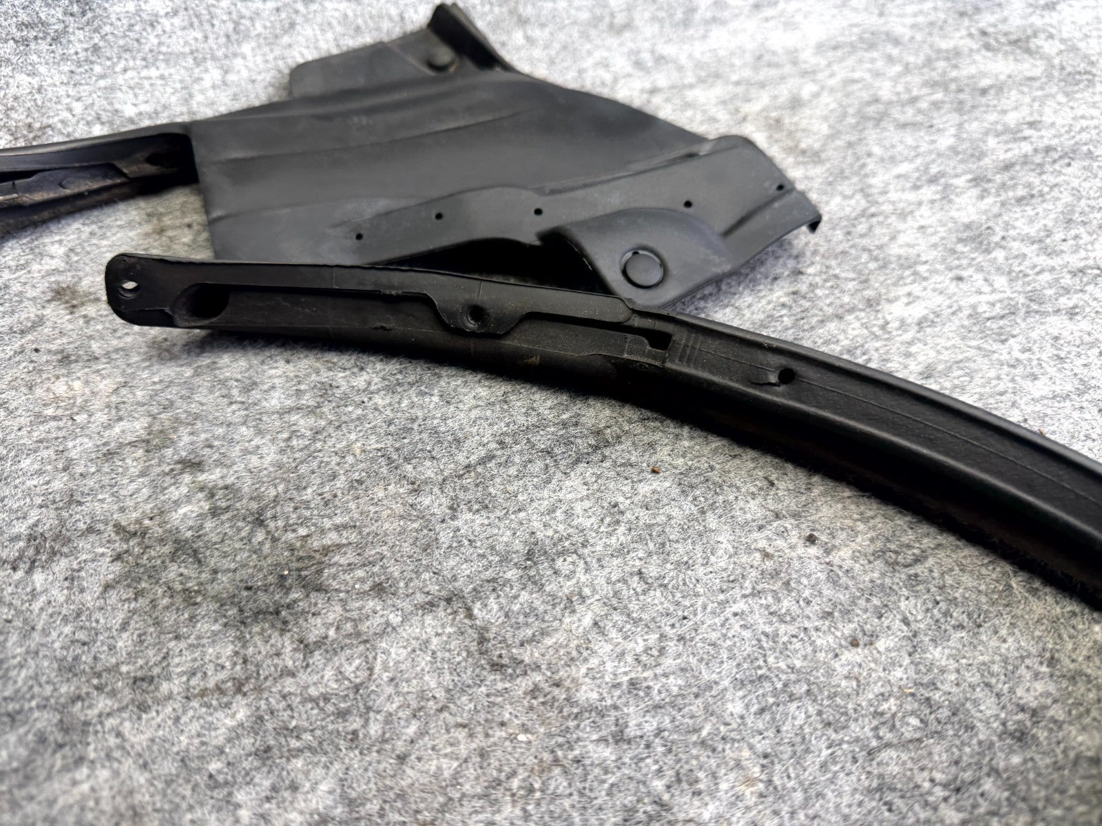 ♦️12-20 TESLA MODEL S REAR RIGHT DOOR WINDOW WEATHERSTRIP SEAL OEM, 6009596-00-D