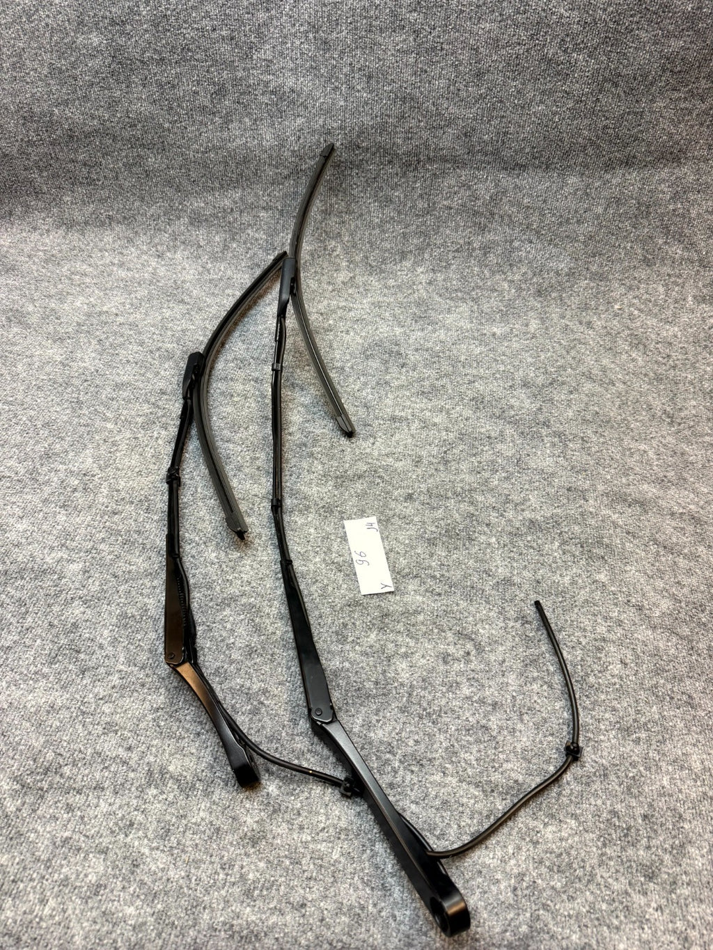 20-24 TESLA MODEL Y FRONT RIGHT WINDSHIELD WIPER WASHER ARM OEM, 1490249-00-B