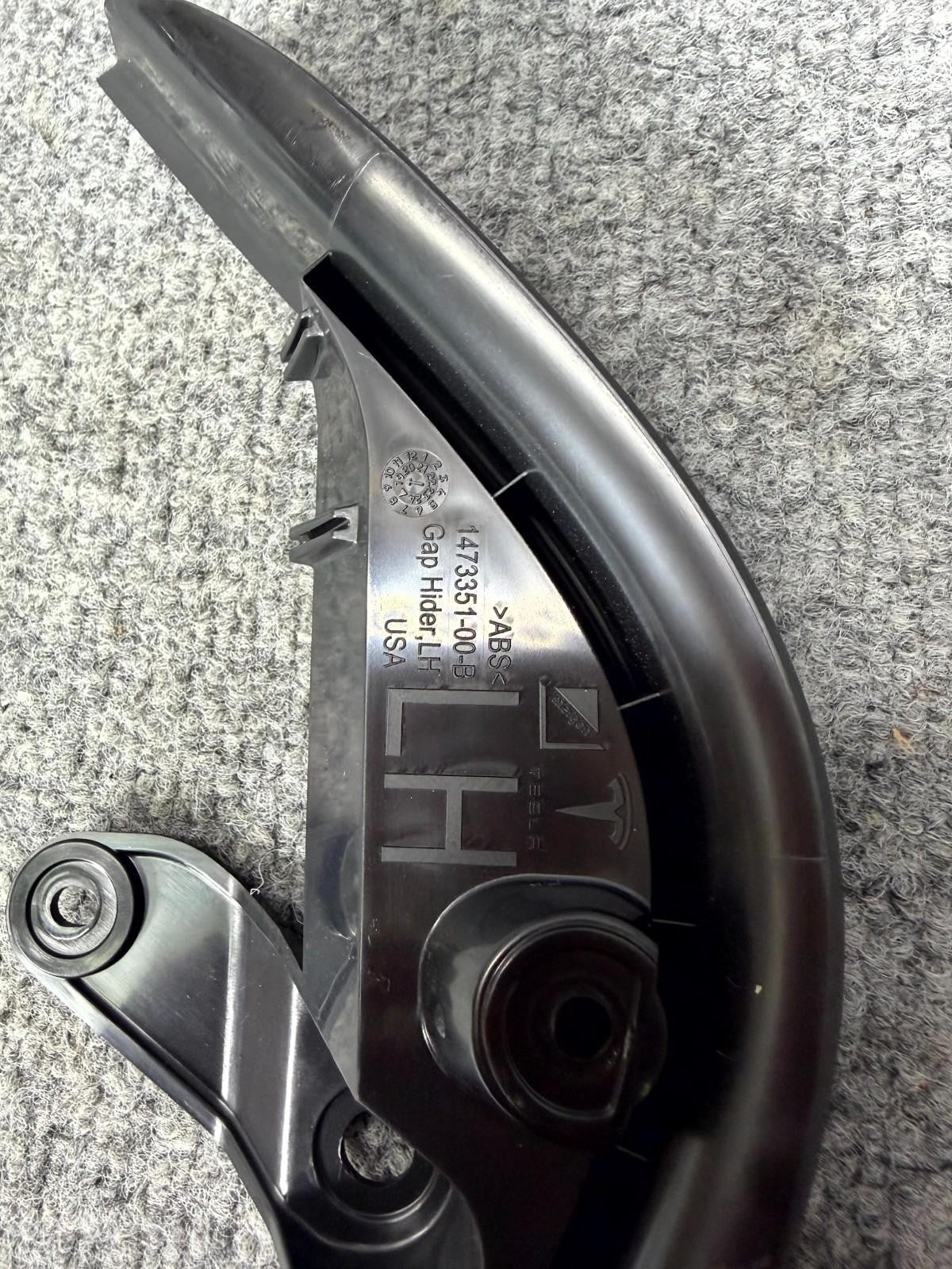 2016-2020 Tesla Model X Rear Left Side Door Seal Lower Trim OEM, 1473351-00-B