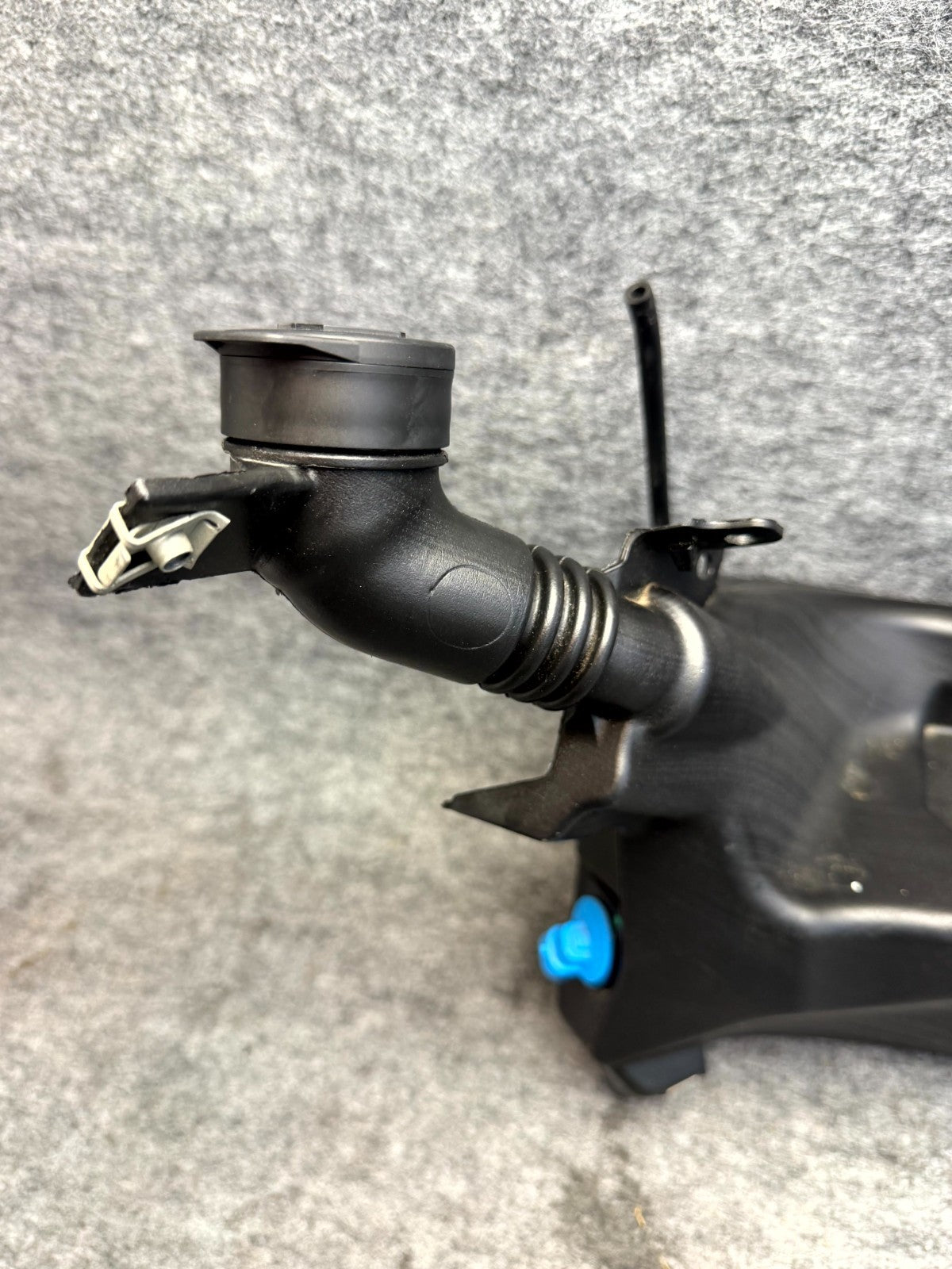 ♦️17-23 TESLA MODEL 3 WINDSHIELD WIPER WASHER FLUID RESERVOIR TANK OEM,109606200