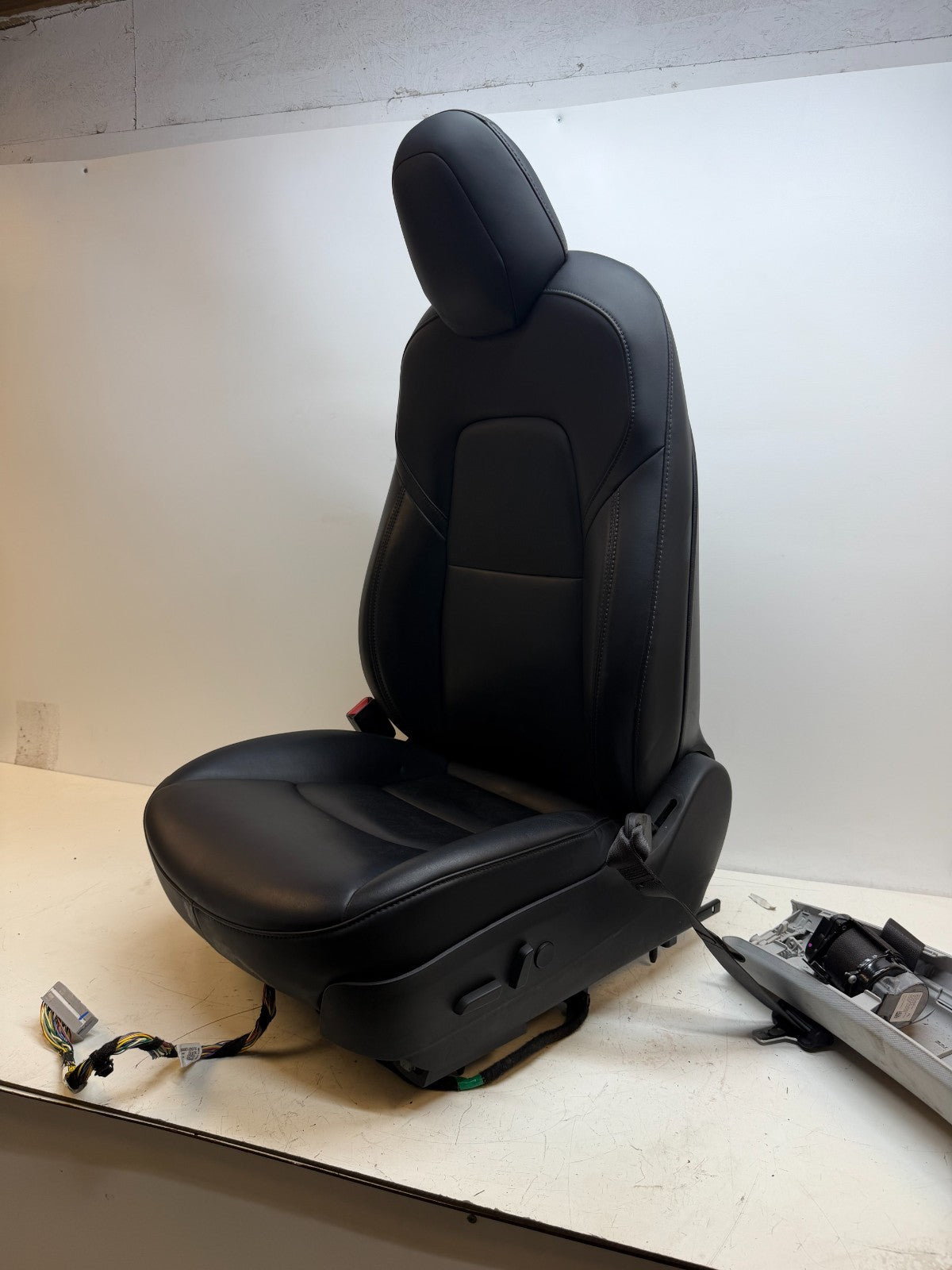 2017-2023 Tesla Model 3 Front Left Driver Seat Black Leather 1456942-00-A