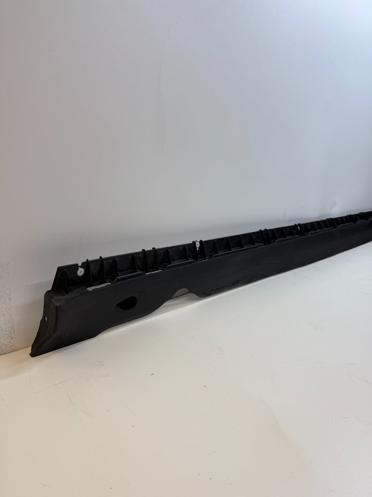 2020-24 TESLA MODEL Y RIGHT SIDE SKIRT ROCKER PANEL MOLDING CARRIER BRACKET